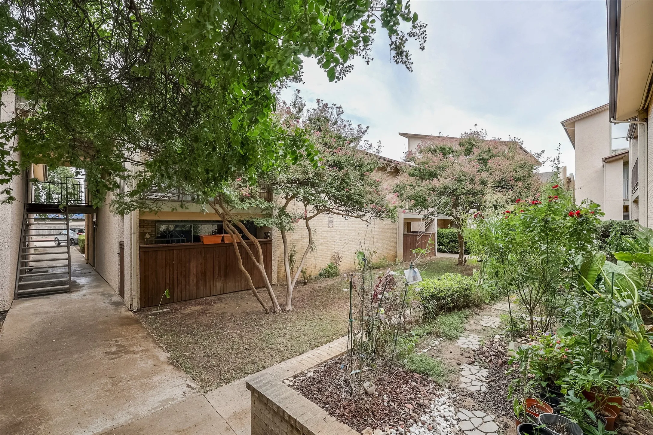 Condominium For Sale in Dallas County , 12830 Midway Road 2118, Dallas, Texas 75244, 3 Bedroom, 2 Bathroom, Garage spaces, 987 Sqft, built in 1970, mls#21367917, Real Estate Agent in Dallas, Homes For Sale in Dallas county, Homes For Sale in Dallas, Realtor in Dallas Texas, Real Estate Brokerage Independent Realty Texas, Luminita Cordes Realtor