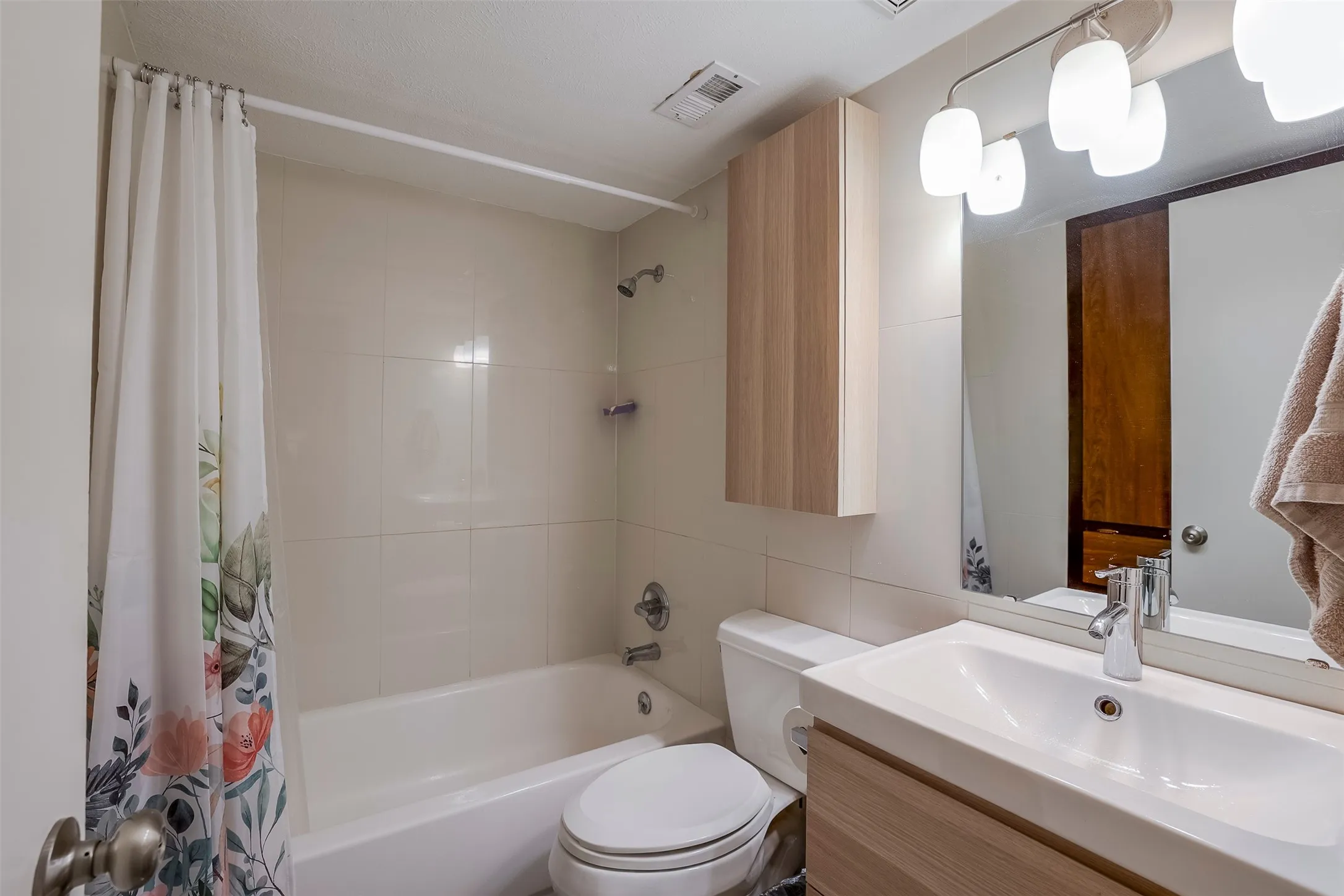Condominium For Sale in Dallas County , 12830 Midway Road 2118, Dallas, Texas 75244, 3 Bedroom, 2 Bathroom, Garage spaces, 987 Sqft, built in 1970, mls#21367917, Real Estate Agent in Dallas, Homes For Sale in Dallas county, Homes For Sale in Dallas, Realtor in Dallas Texas, Real Estate Brokerage Independent Realty Texas, Luminita Cordes Realtor