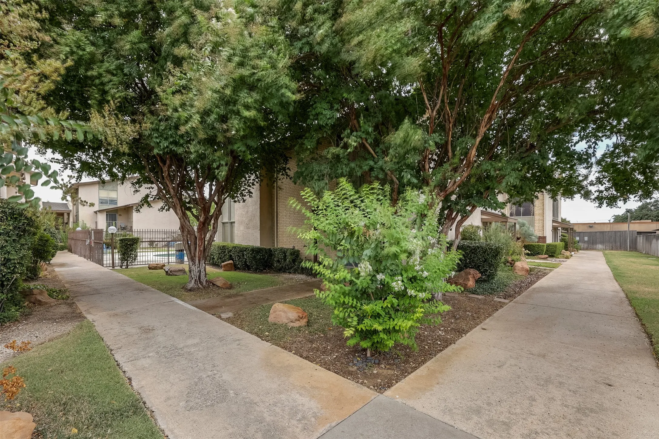 Condominium For Sale in Dallas County , 12830 Midway Road 2118, Dallas, Texas 75244, 3 Bedroom, 2 Bathroom, Garage spaces, 987 Sqft, built in 1970, mls#21367917, Real Estate Agent in Dallas, Homes For Sale in Dallas county, Homes For Sale in Dallas, Realtor in Dallas Texas, Real Estate Brokerage Independent Realty Texas, Luminita Cordes Realtor