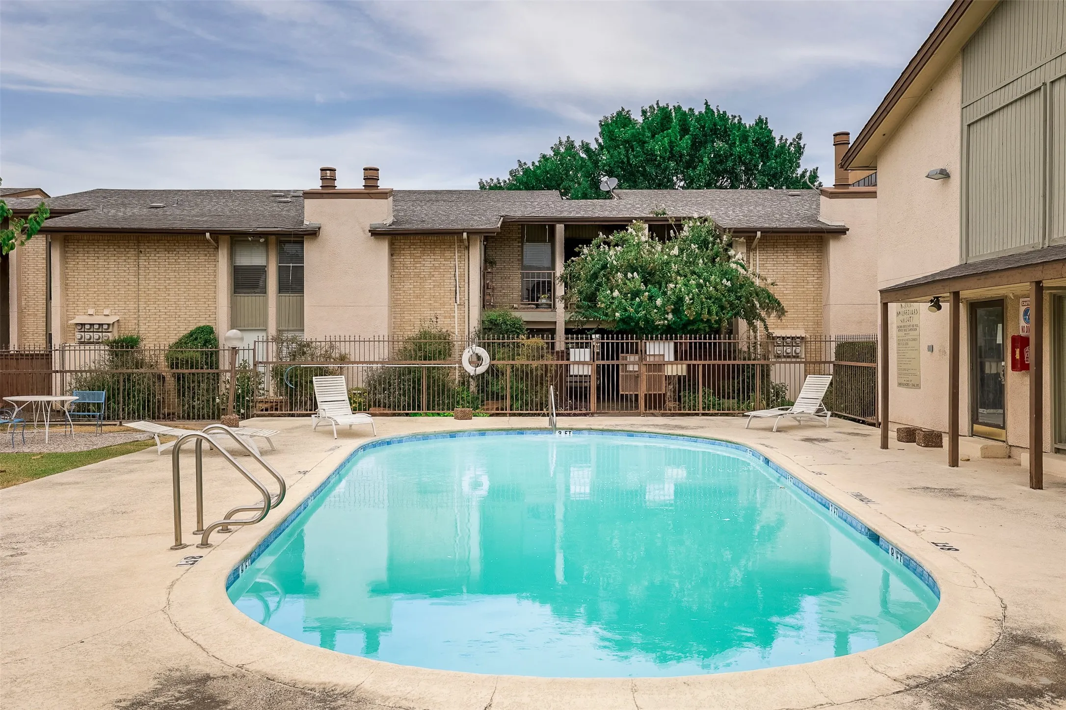 Condominium For Sale in Dallas County , 12830 Midway Road 2118, Dallas, Texas 75244, 3 Bedroom, 2 Bathroom, Garage spaces, 987 Sqft, built in 1970, mls#21367917, Real Estate Agent in Dallas, Homes For Sale in Dallas county, Homes For Sale in Dallas, Realtor in Dallas Texas, Real Estate Brokerage Independent Realty Texas, Luminita Cordes Realtor