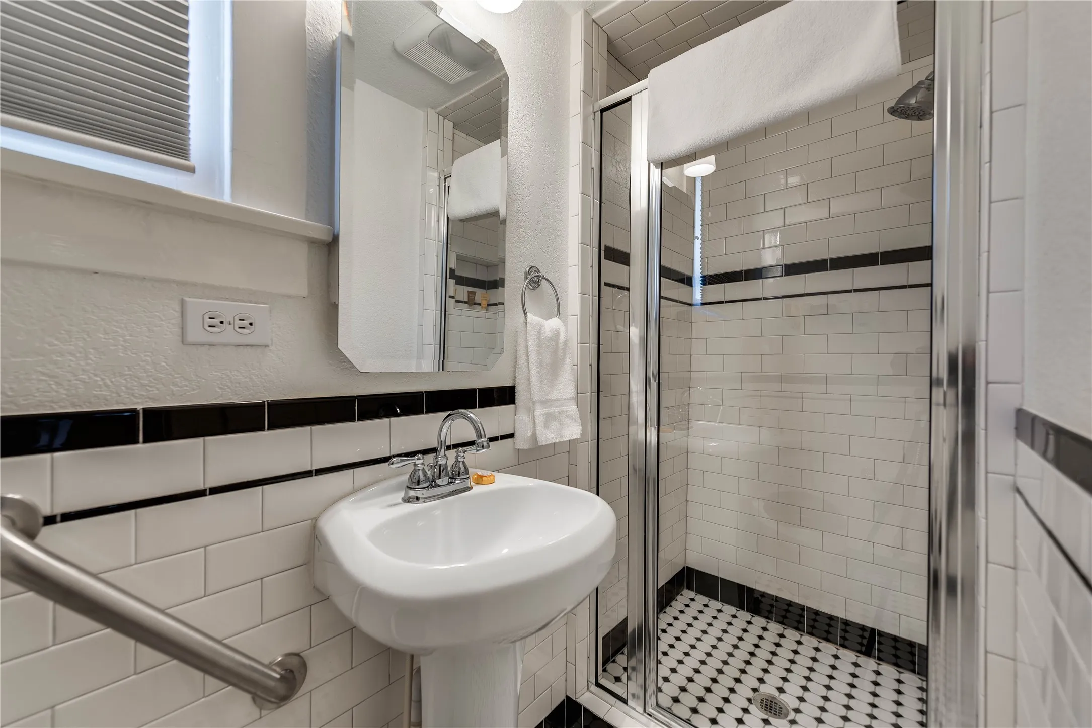 Single Family Residence For Sale in Nolan County , 1400 Sam Houston Street, Sweetwater, Texas 79556, 6 Bedroom, 8 Bathroom, 4 Garage spaces, 7,798 Sqft, built in 1912, mls#21368282, Real Estate Agent in Sweetwater, Homes For Sale in Nolan county, Homes For Sale in Sweetwater, Realtor in Sweetwater Texas, Real Estate Brokerage Independent Realty Texas, Luminita Cordes Realtor