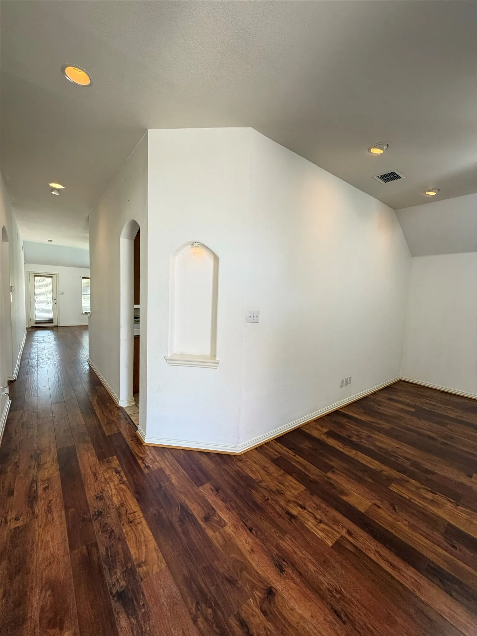 Single Family Residence For Sale in Tarrant County , 7806 Quiet Waters Drive, Arlington, Texas 76016, 3 Bedroom, 2 Bathroom, 2 Garage spaces, 1,839 Sqft, built in 2004, mls#21368225, Real Estate Agent in Arlington, Homes For Sale in Tarrant county, Homes For Sale in Arlington, Realtor in Arlington Texas, Real Estate Brokerage Independent Realty Texas, Luminita Cordes Realtor