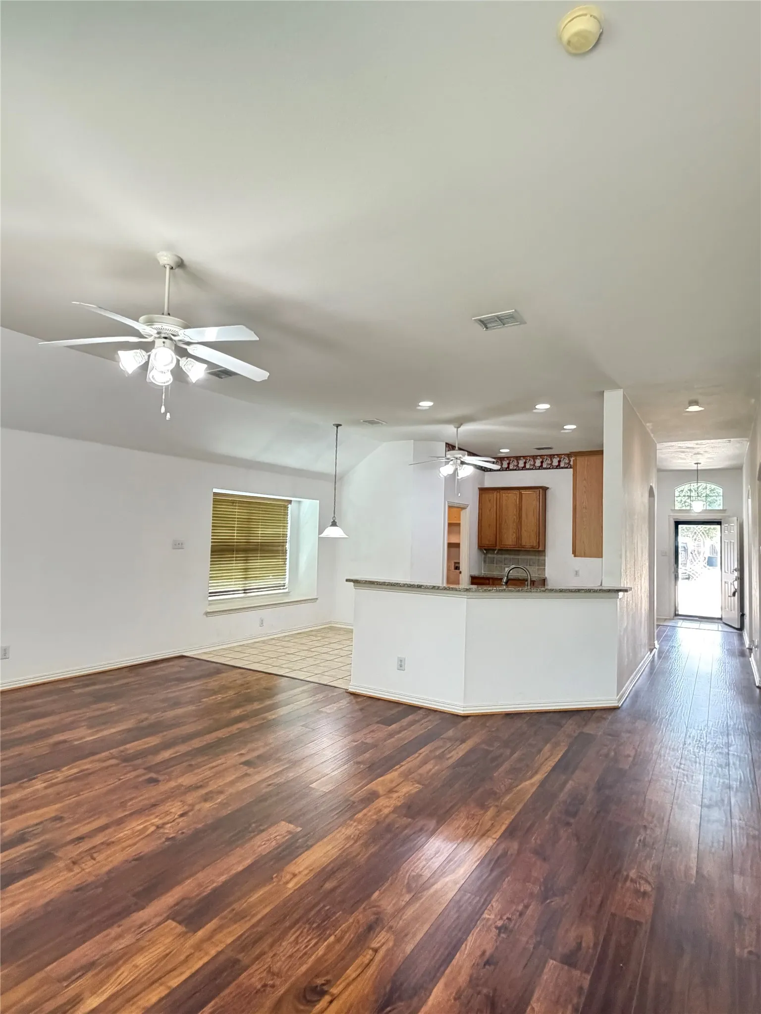 Single Family Residence For Sale in Tarrant County , 7806 Quiet Waters Drive, Arlington, Texas 76016, 3 Bedroom, 2 Bathroom, 2 Garage spaces, 1,839 Sqft, built in 2004, mls#21368225, Real Estate Agent in Arlington, Homes For Sale in Tarrant county, Homes For Sale in Arlington, Realtor in Arlington Texas, Real Estate Brokerage Independent Realty Texas, Luminita Cordes Realtor