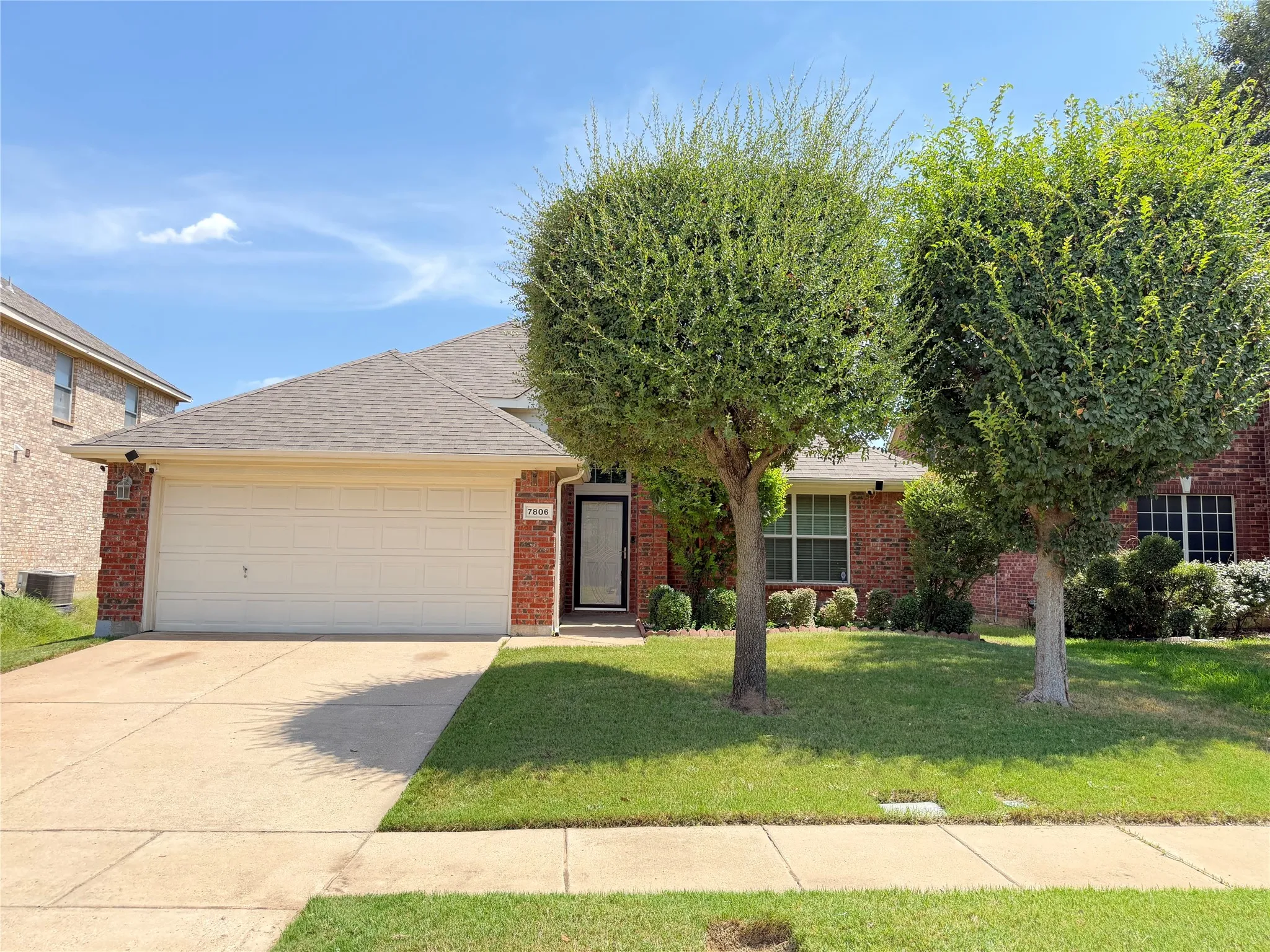 Single Family Residence For Sale in Tarrant County , 7806 Quiet Waters Drive, Arlington, Texas 76016, 3 Bedroom, 2 Bathroom, 2 Garage spaces, 1,839 Sqft, built in 2004, mls#21368225, Real Estate Agent in Arlington, Homes For Sale in Tarrant county, Homes For Sale in Arlington, Realtor in Arlington Texas, Real Estate Brokerage Independent Realty Texas, Luminita Cordes Realtor