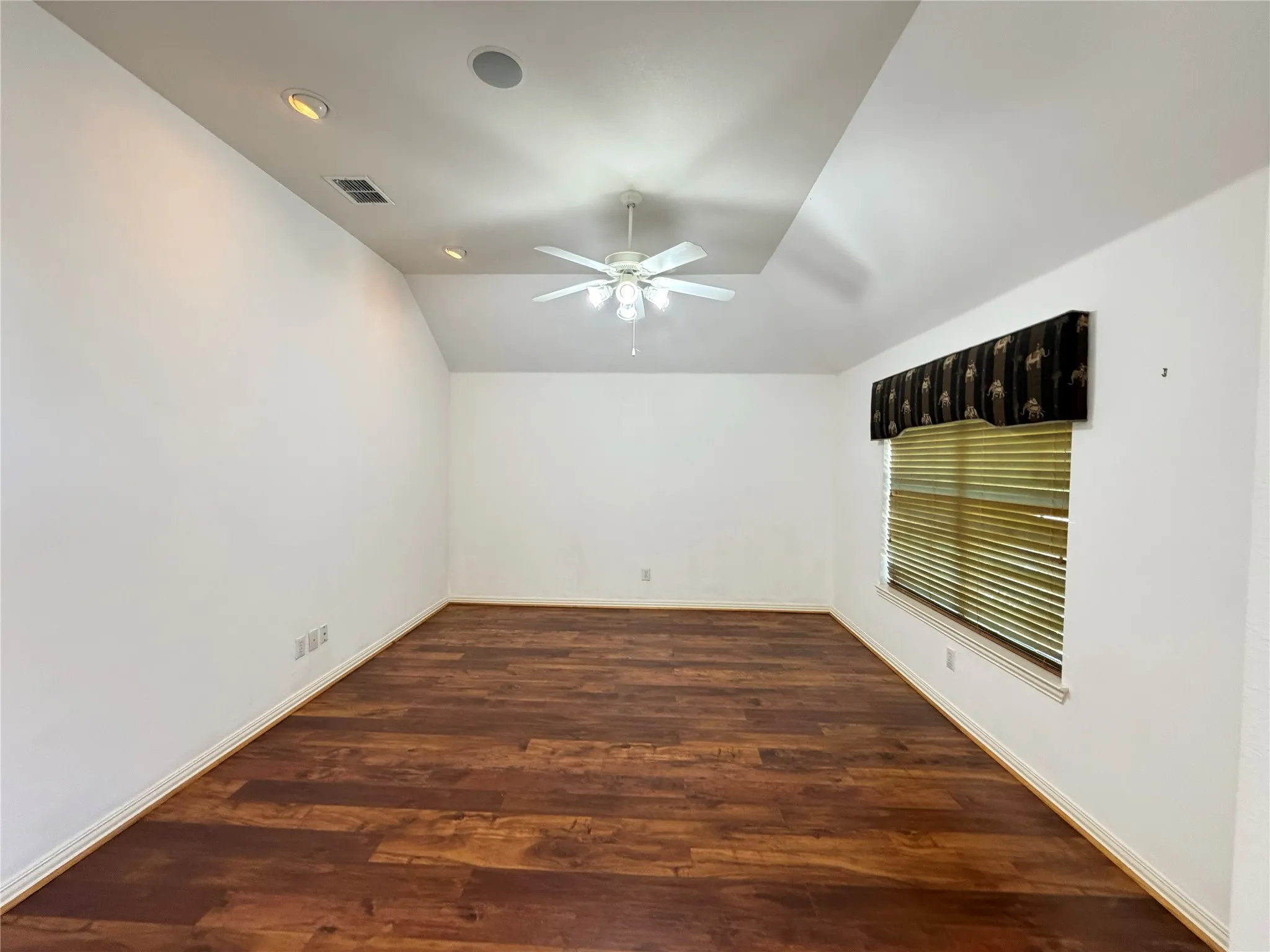 Single Family Residence For Sale in Tarrant County , 7806 Quiet Waters Drive, Arlington, Texas 76016, 3 Bedroom, 2 Bathroom, 2 Garage spaces, 1,839 Sqft, built in 2004, mls#21368225, Real Estate Agent in Arlington, Homes For Sale in Tarrant county, Homes For Sale in Arlington, Realtor in Arlington Texas, Real Estate Brokerage Independent Realty Texas, Luminita Cordes Realtor