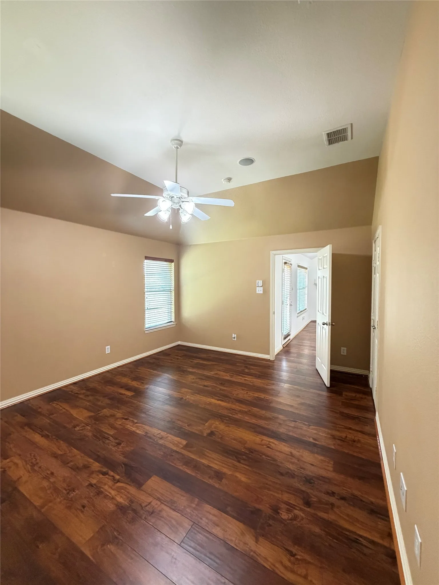 Single Family Residence For Sale in Tarrant County , 7806 Quiet Waters Drive, Arlington, Texas 76016, 3 Bedroom, 2 Bathroom, 2 Garage spaces, 1,839 Sqft, built in 2004, mls#21368225, Real Estate Agent in Arlington, Homes For Sale in Tarrant county, Homes For Sale in Arlington, Realtor in Arlington Texas, Real Estate Brokerage Independent Realty Texas, Luminita Cordes Realtor