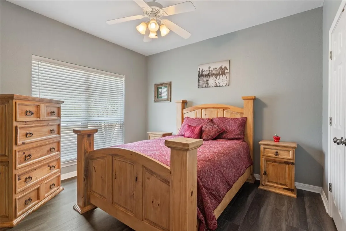 Recessed window with horizontal blinds