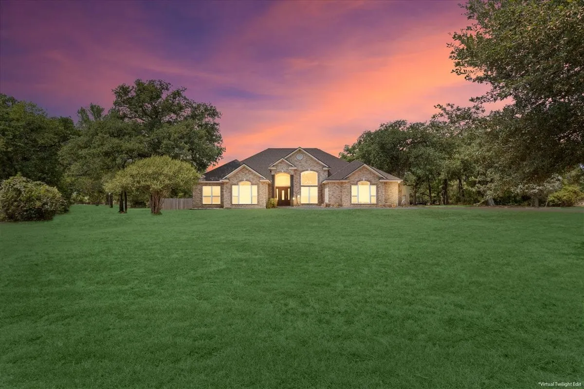 Single Family Residence For Sale in Mc Lennan County , 111 Spring Creek Street, Waco, Texas 76705, 3 Bedroom, 3 Bathroom, 2 Garage spaces, 2,687 Sqft, built in 2002, mls#21368228, Real Estate Agent in Waco, Homes For Sale in Mc Lennan county, Homes For Sale in Waco, Realtor in Waco Texas, Real Estate Brokerage Independent Realty Texas, Luminita Cordes Realtor