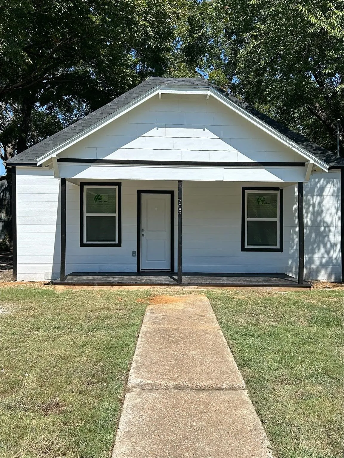Single Family Residence For Rent in Grayson County , 705 E Jones Street, Sherman, Texas 75090, 3 Bedroom, 2 Bathroom, Garage spaces, 1,016 Sqft, built in 1930, mls#21368297, Real Estate Agent in Sherman, Homes For Rent in Grayson county, Homes For Rent in Sherman, Realtor in Sherman Texas, Real Estate Brokerage Independent Realty Texas, Luminita Cordes Realtor