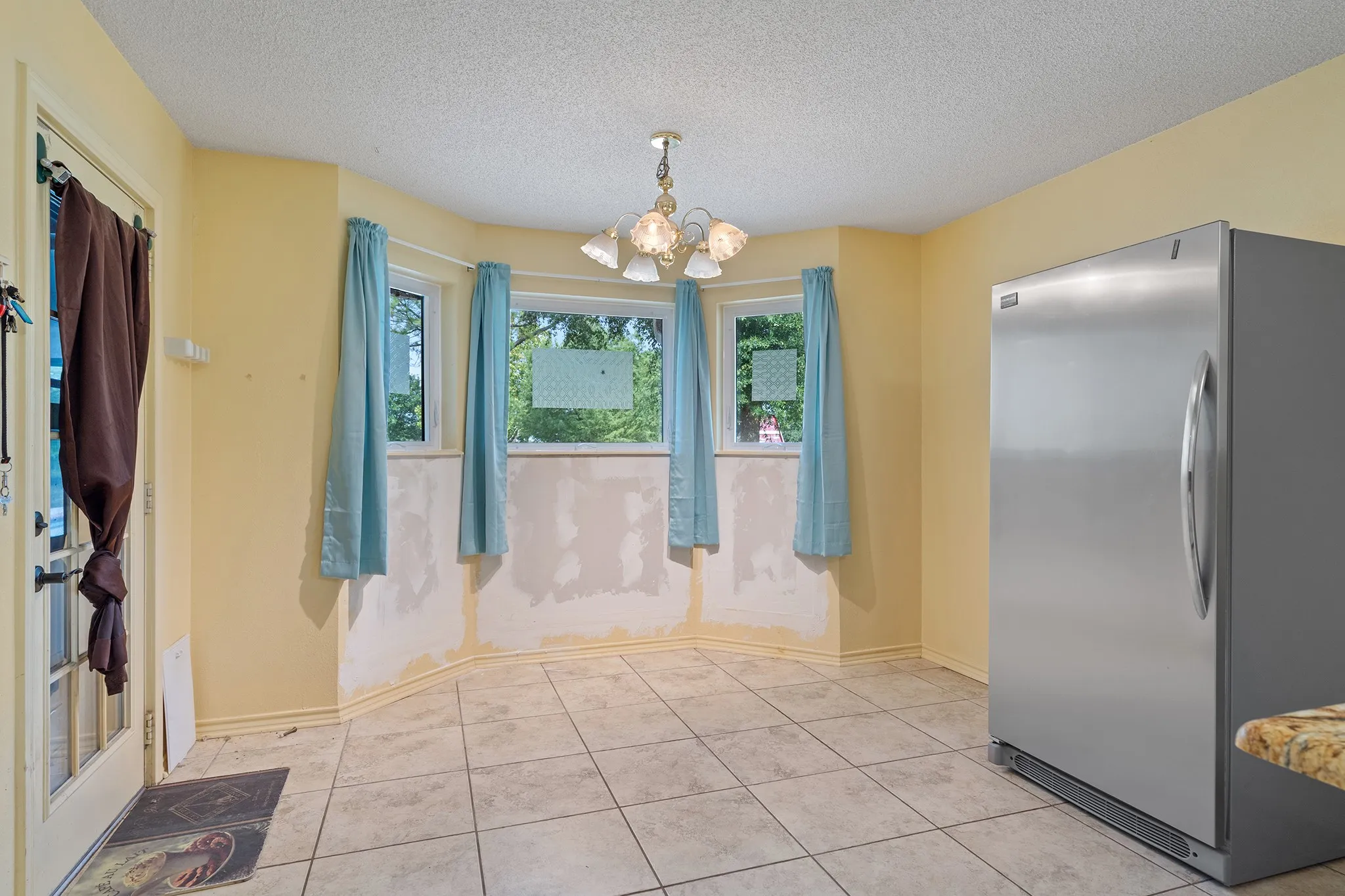 Breakfast nook-needs a little finish out, but nothing major.