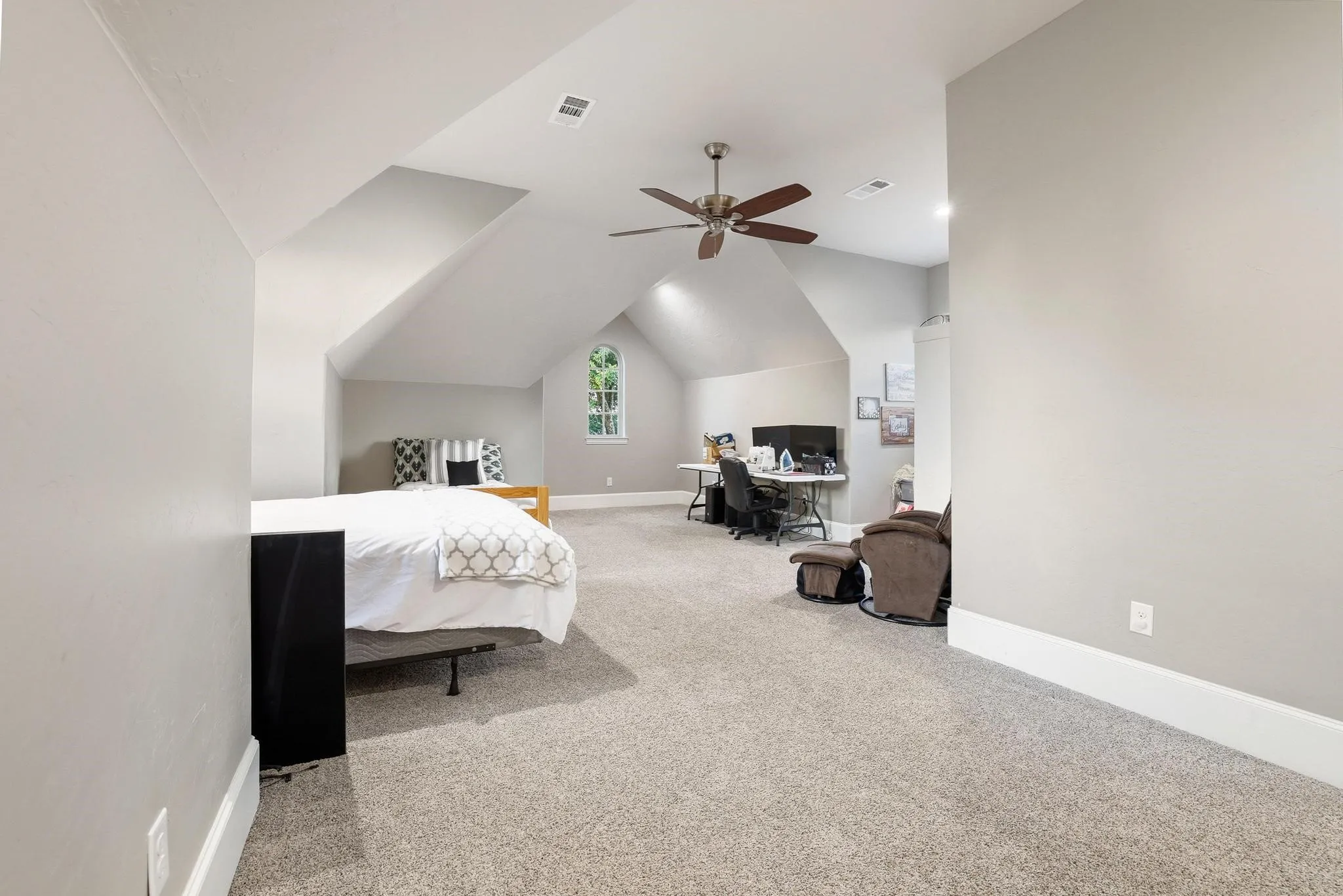 Single Family Residence For Sale in Grayson County , 1702 Verdi Lane, Sherman, Texas 75090, 3 Bedroom, 5 Bathroom, 3 Garage spaces, 3,905 Sqft, built in 2017, mls#21368227, Real Estate Agent in Sherman, Homes For Sale in Grayson county, Homes For Sale in Sherman, Realtor in Sherman Texas, Real Estate Brokerage Independent Realty Texas, Luminita Cordes Realtor