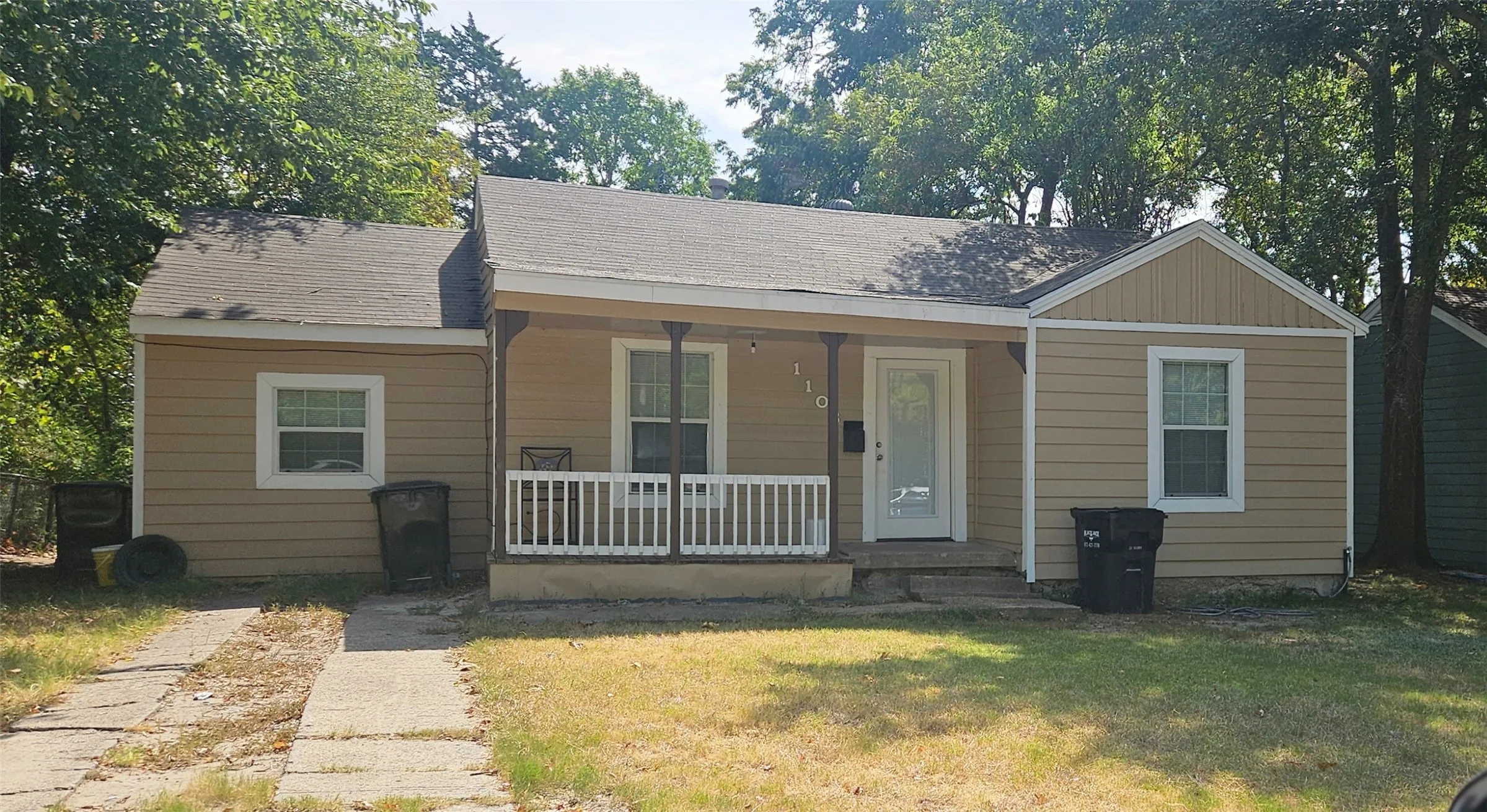 Single Family Residence For Rent in Hunt County , 1108 Bell Drive, Greenville, Texas 75401, 3 Bedroom, 1 Bathroom, Garage spaces, 1,247 Sqft, built in 1950, Price $1,350, mls#21368336, Real Estate Agent in Greenville, Homes For Rent in Hunt county, Homes For Rent in Greenville, Realtor in Greenville Texas, Real Estate Brokerage Independent Realty Texas, Luminita Cordes Realtor