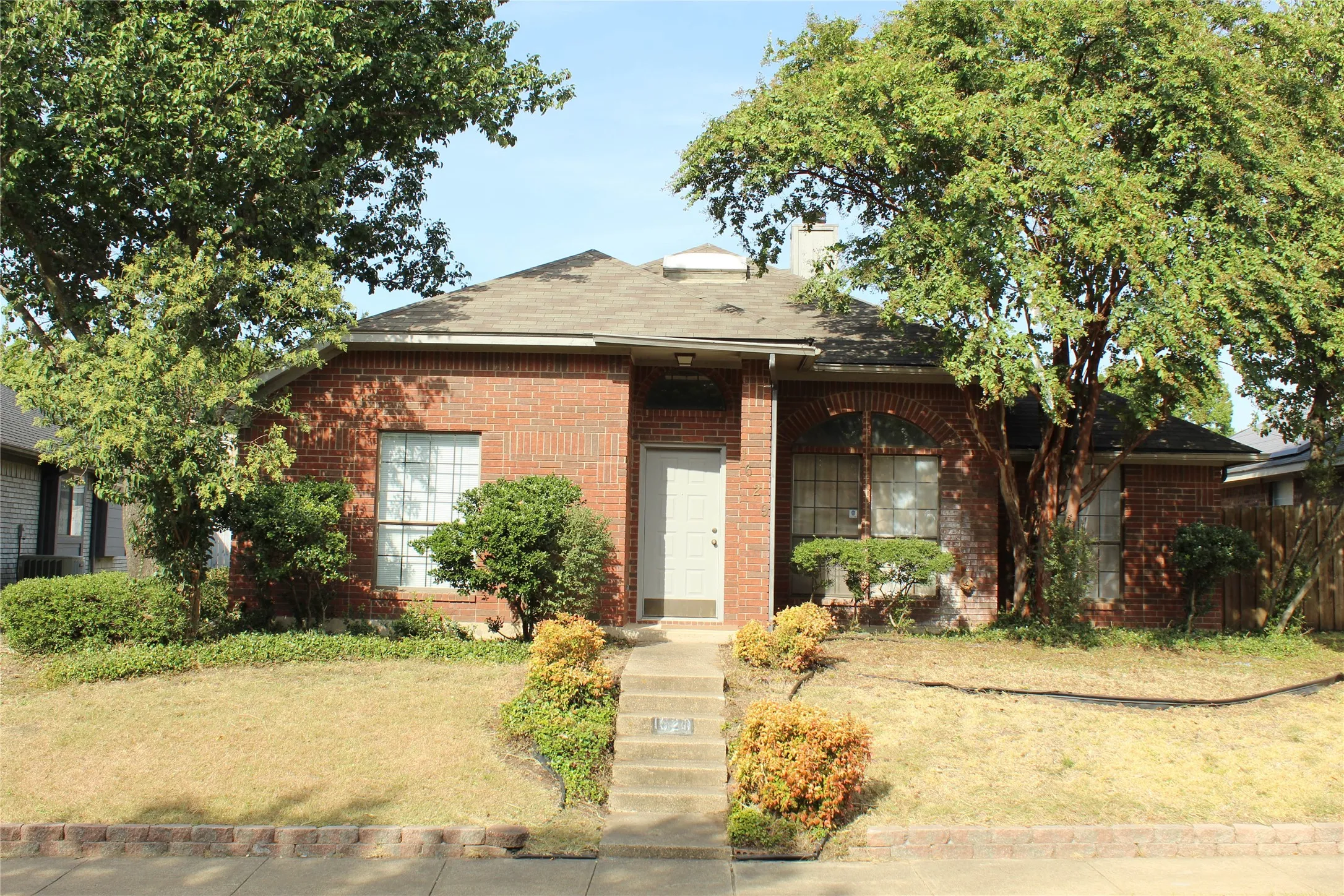 Single Family Residence For Sale in Dallas County , 1629 Tuley Street, Cedar Hill, Texas 75104, 3 Bedroom, 2 Bathroom, 2 Garage spaces, 1,777 Sqft, built in 1989, mls#21364791, Real Estate Agent in Cedar Hill, Homes For Sale in Dallas county, Homes For Sale in Cedar Hill, Realtor in Cedar Hill Texas, Real Estate Brokerage Independent Realty Texas, Luminita Cordes Realtor