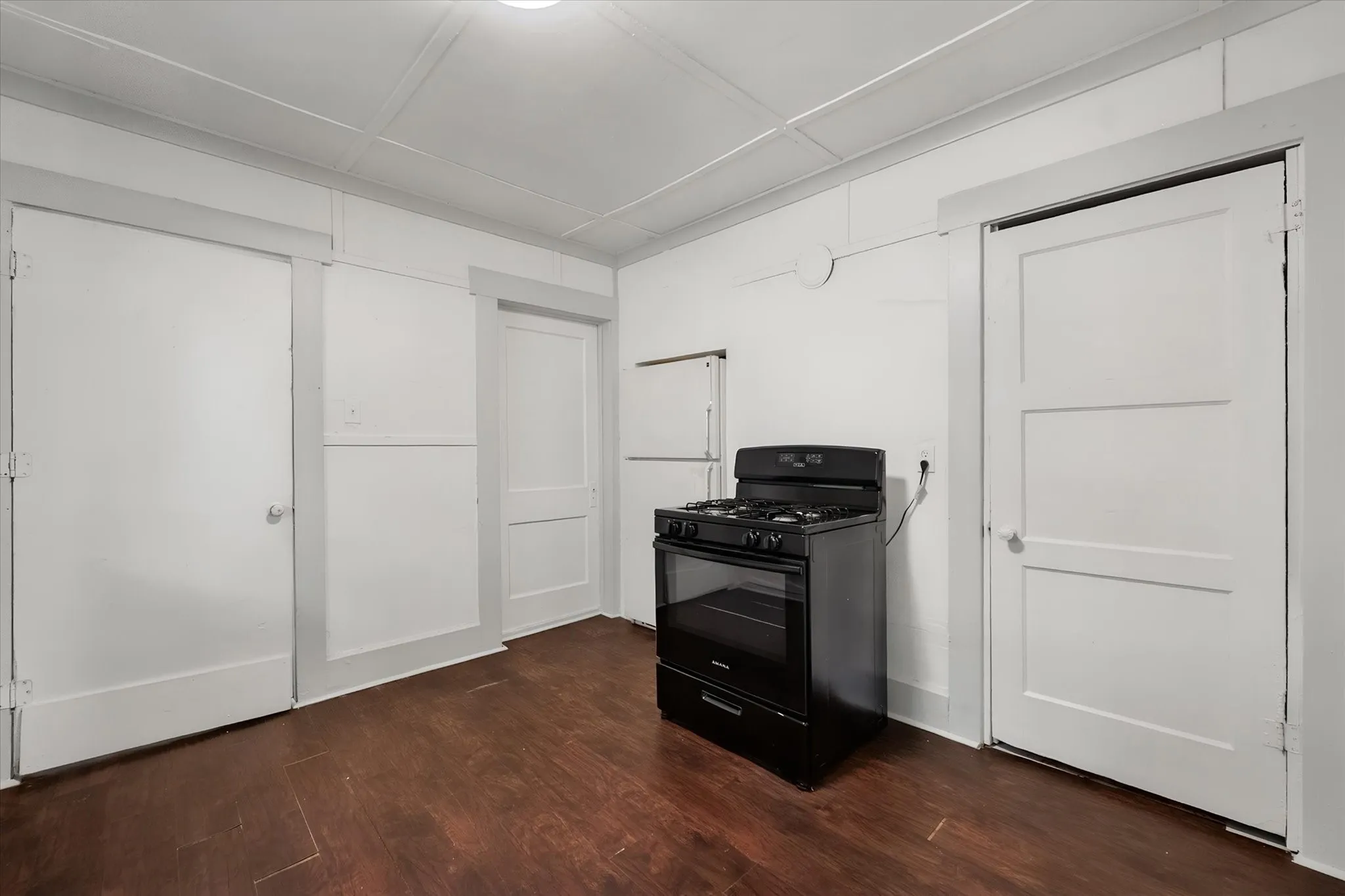 Triplex For Rent in Tarrant County , 3715 Travis Avenue A, Fort Worth, Texas 76110, 1 Bedroom, 1 Bathroom, Garage spaces, 420 Sqft, built in 1932, mls#21368337, Real Estate Agent in Fort Worth, Homes For Rent in Tarrant county, Homes For Rent in Fort Worth, Realtor in Fort Worth Texas, Real Estate Brokerage Independent Realty Texas, Luminita Cordes Realtor