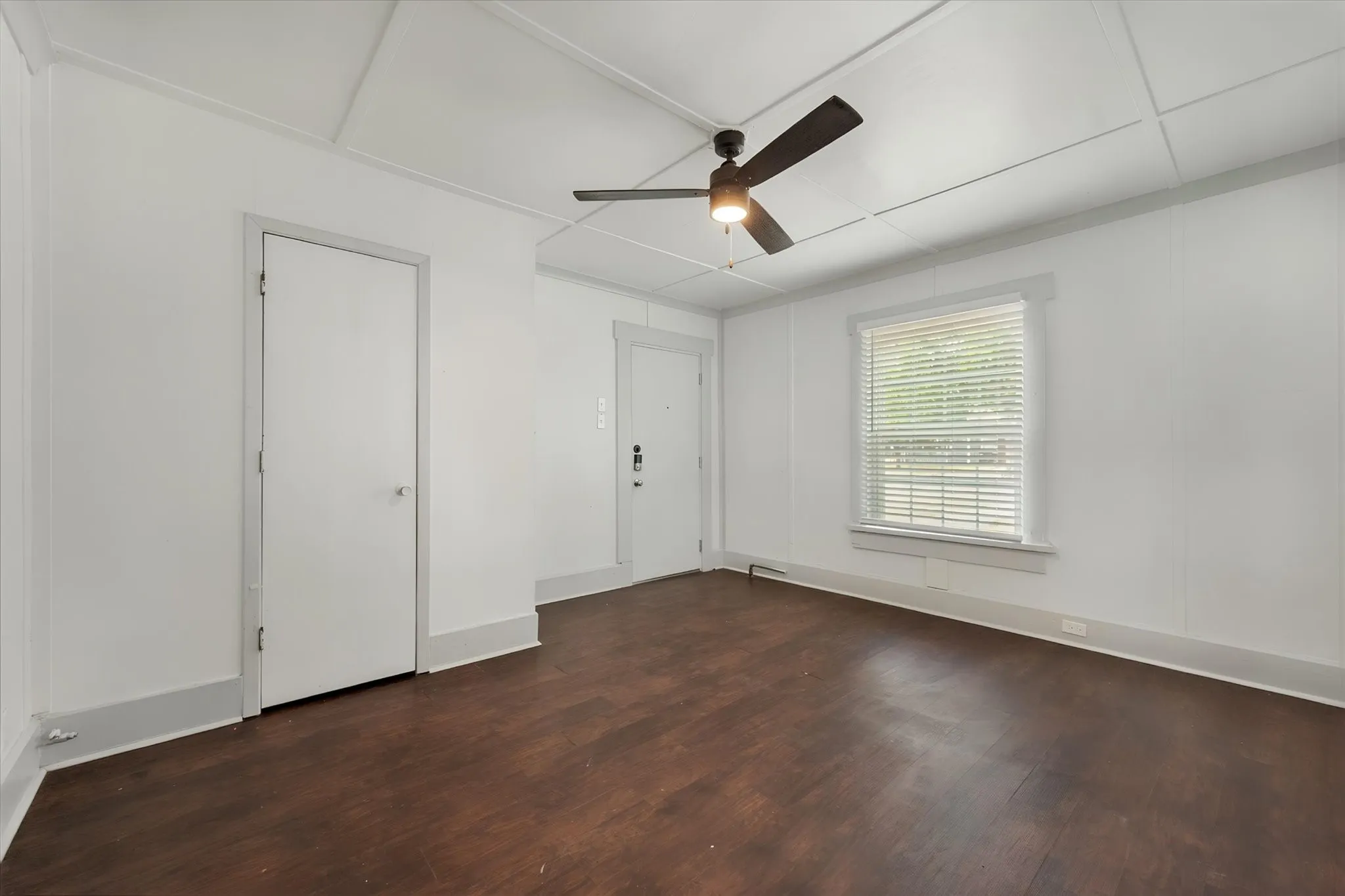 Triplex For Rent in Tarrant County , 3715 Travis Avenue A, Fort Worth, Texas 76110, 1 Bedroom, 1 Bathroom, Garage spaces, 420 Sqft, built in 1932, mls#21368337, Real Estate Agent in Fort Worth, Homes For Rent in Tarrant county, Homes For Rent in Fort Worth, Realtor in Fort Worth Texas, Real Estate Brokerage Independent Realty Texas, Luminita Cordes Realtor