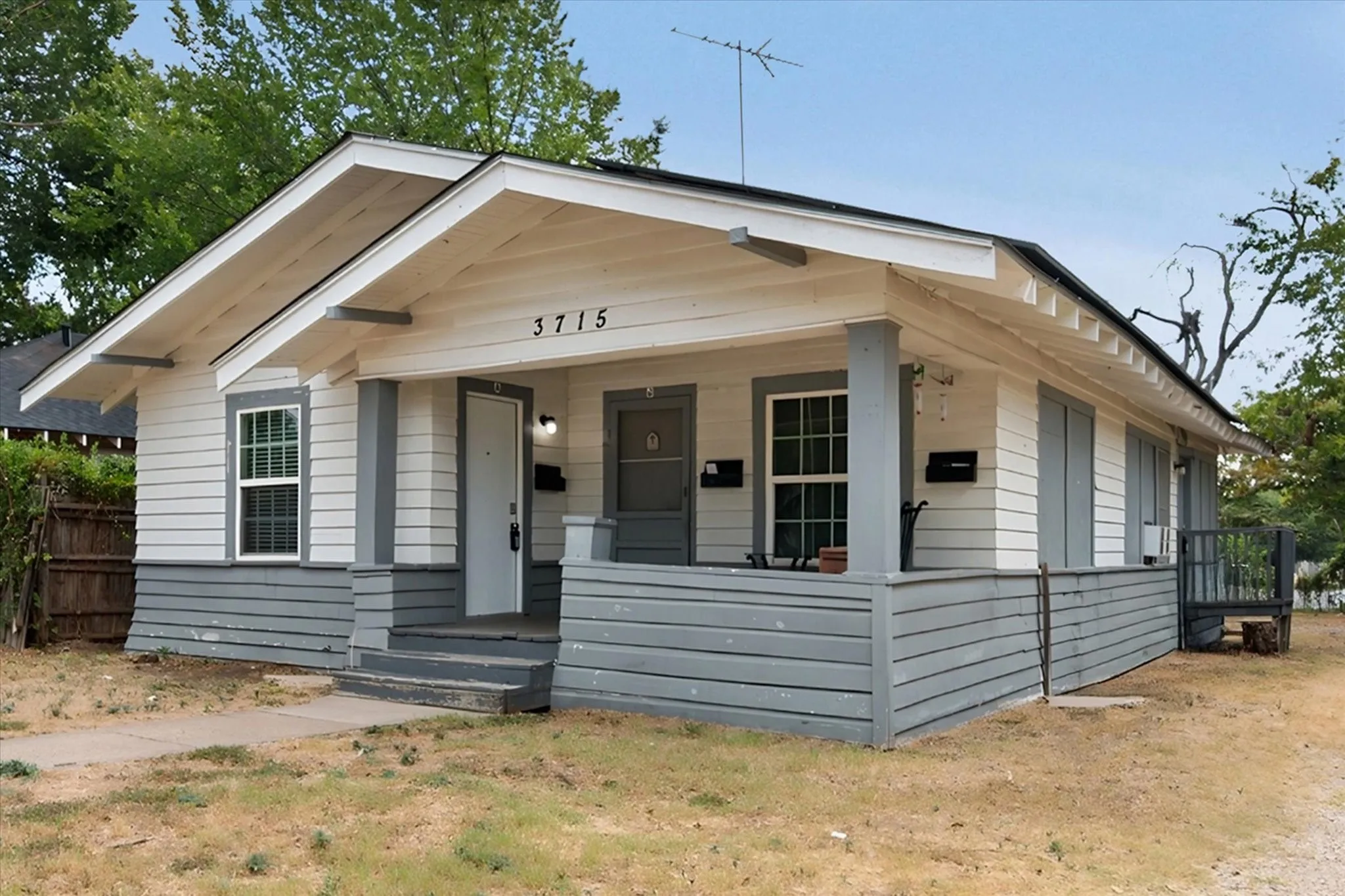 Triplex For Rent in Tarrant County , 3715 Travis Avenue A, Fort Worth, Texas 76110, 1 Bedroom, 1 Bathroom, Garage spaces, 420 Sqft, built in 1932, mls#21368337, Real Estate Agent in Fort Worth, Homes For Rent in Tarrant county, Homes For Rent in Fort Worth, Realtor in Fort Worth Texas, Real Estate Brokerage Independent Realty Texas, Luminita Cordes Realtor