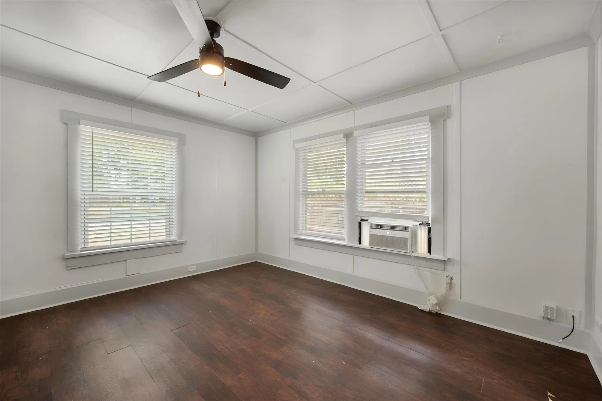 Triplex For Rent in Tarrant County , 3715 Travis Avenue A, Fort Worth, Texas 76110, 1 Bedroom, 1 Bathroom, Garage spaces, 420 Sqft, built in 1932, mls#21368337, Real Estate Agent in Fort Worth, Homes For Rent in Tarrant county, Homes For Rent in Fort Worth, Realtor in Fort Worth Texas, Real Estate Brokerage Independent Realty Texas, Luminita Cordes Realtor