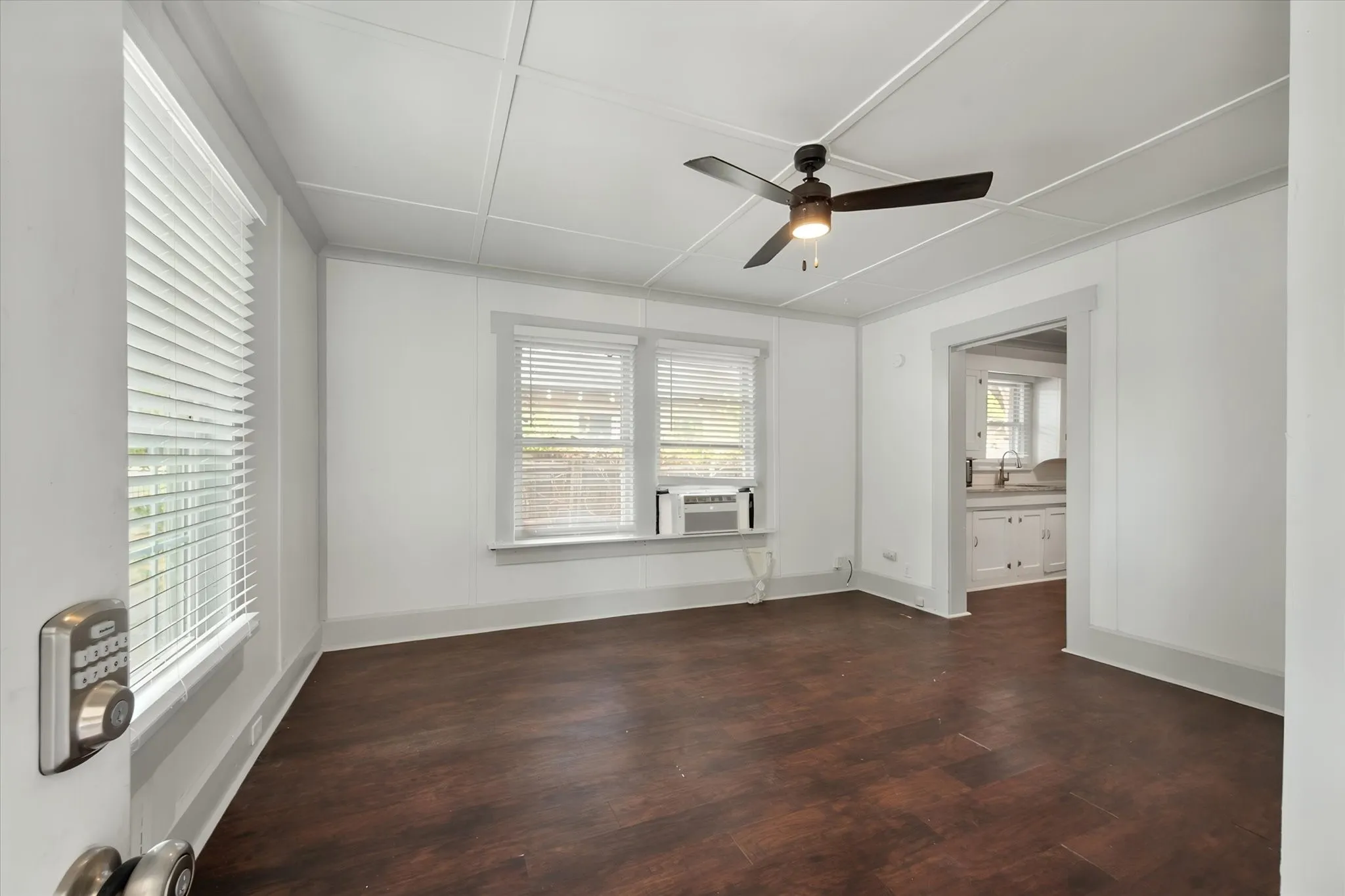Triplex For Rent in Tarrant County , 3715 Travis Avenue A, Fort Worth, Texas 76110, 1 Bedroom, 1 Bathroom, Garage spaces, 420 Sqft, built in 1932, mls#21368337, Real Estate Agent in Fort Worth, Homes For Rent in Tarrant county, Homes For Rent in Fort Worth, Realtor in Fort Worth Texas, Real Estate Brokerage Independent Realty Texas, Luminita Cordes Realtor