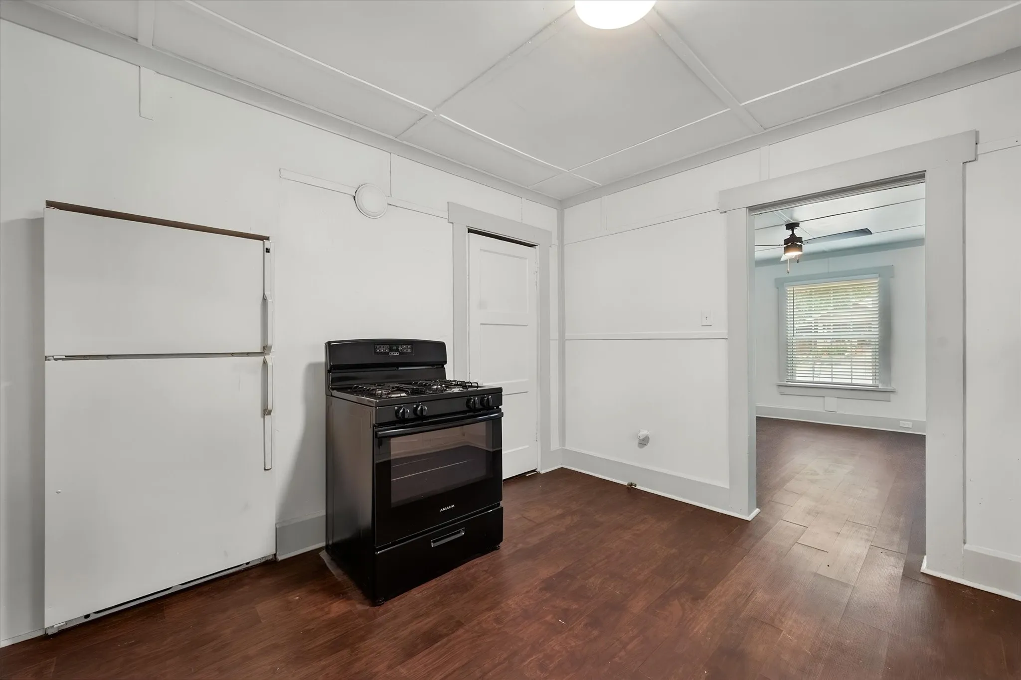 Triplex For Rent in Tarrant County , 3715 Travis Avenue A, Fort Worth, Texas 76110, 1 Bedroom, 1 Bathroom, Garage spaces, 420 Sqft, built in 1932, mls#21368337, Real Estate Agent in Fort Worth, Homes For Rent in Tarrant county, Homes For Rent in Fort Worth, Realtor in Fort Worth Texas, Real Estate Brokerage Independent Realty Texas, Luminita Cordes Realtor
