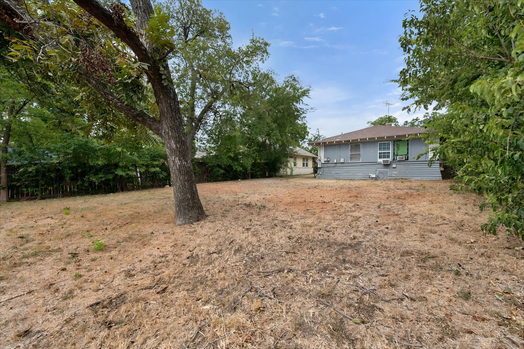 Triplex For Rent in Tarrant County , 3715 Travis Avenue A, Fort Worth, Texas 76110, 1 Bedroom, 1 Bathroom, Garage spaces, 420 Sqft, built in 1932, mls#21368337, Real Estate Agent in Fort Worth, Homes For Rent in Tarrant county, Homes For Rent in Fort Worth, Realtor in Fort Worth Texas, Real Estate Brokerage Independent Realty Texas, Luminita Cordes Realtor