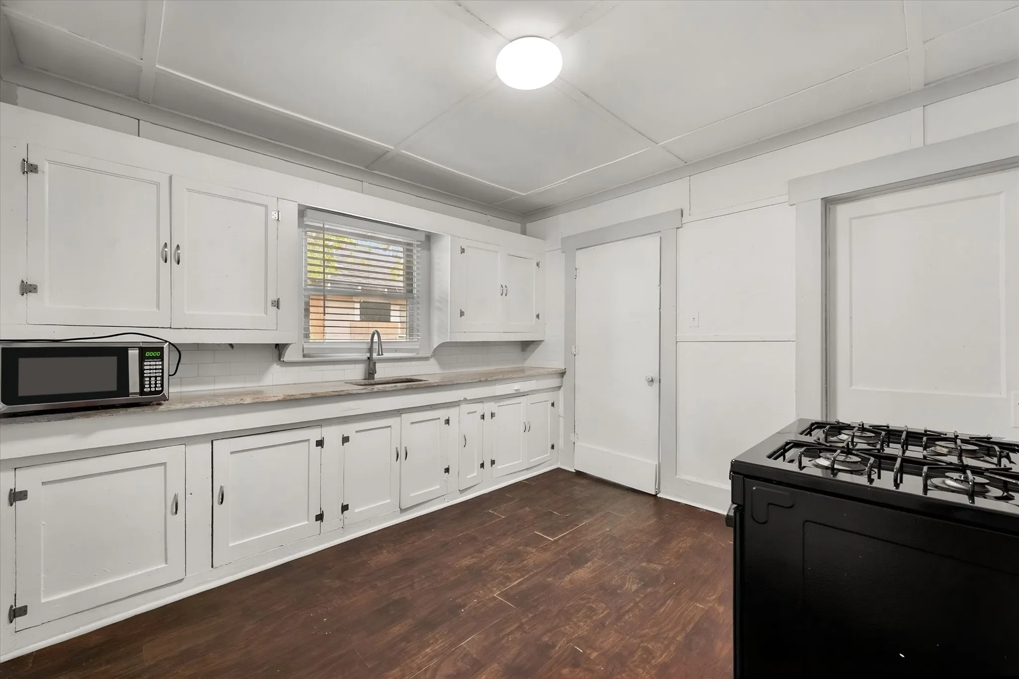 Triplex For Rent in Tarrant County , 3715 Travis Avenue A, Fort Worth, Texas 76110, 1 Bedroom, 1 Bathroom, Garage spaces, 420 Sqft, built in 1932, mls#21368337, Real Estate Agent in Fort Worth, Homes For Rent in Tarrant county, Homes For Rent in Fort Worth, Realtor in Fort Worth Texas, Real Estate Brokerage Independent Realty Texas, Luminita Cordes Realtor