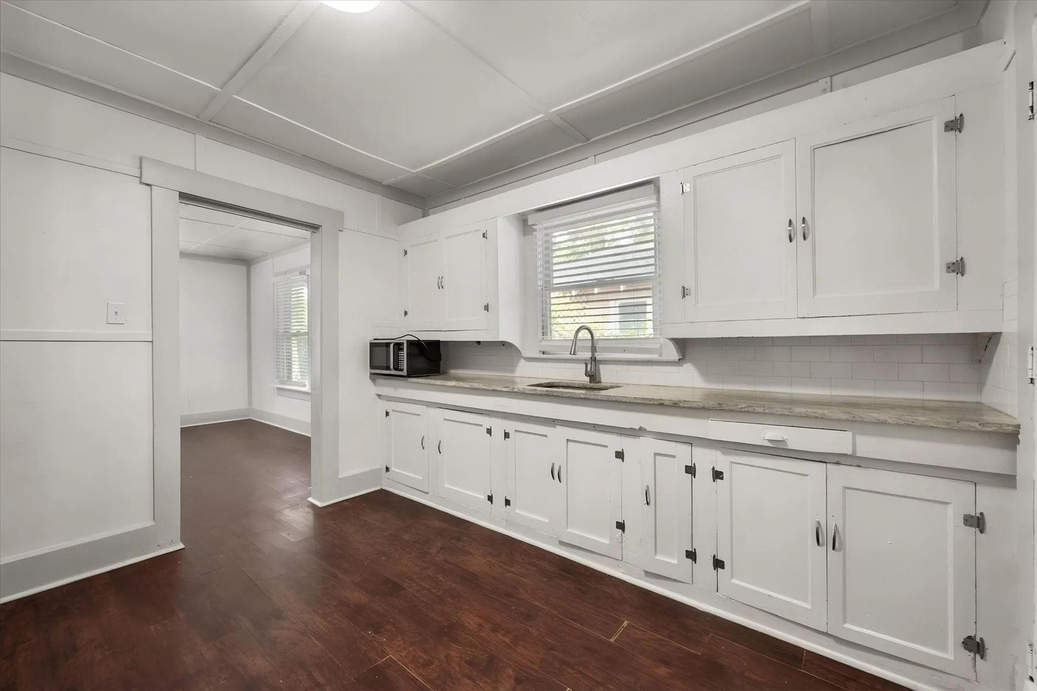 Triplex For Rent in Tarrant County , 3715 Travis Avenue A, Fort Worth, Texas 76110, 1 Bedroom, 1 Bathroom, Garage spaces, 420 Sqft, built in 1932, mls#21368337, Real Estate Agent in Fort Worth, Homes For Rent in Tarrant county, Homes For Rent in Fort Worth, Realtor in Fort Worth Texas, Real Estate Brokerage Independent Realty Texas, Luminita Cordes Realtor