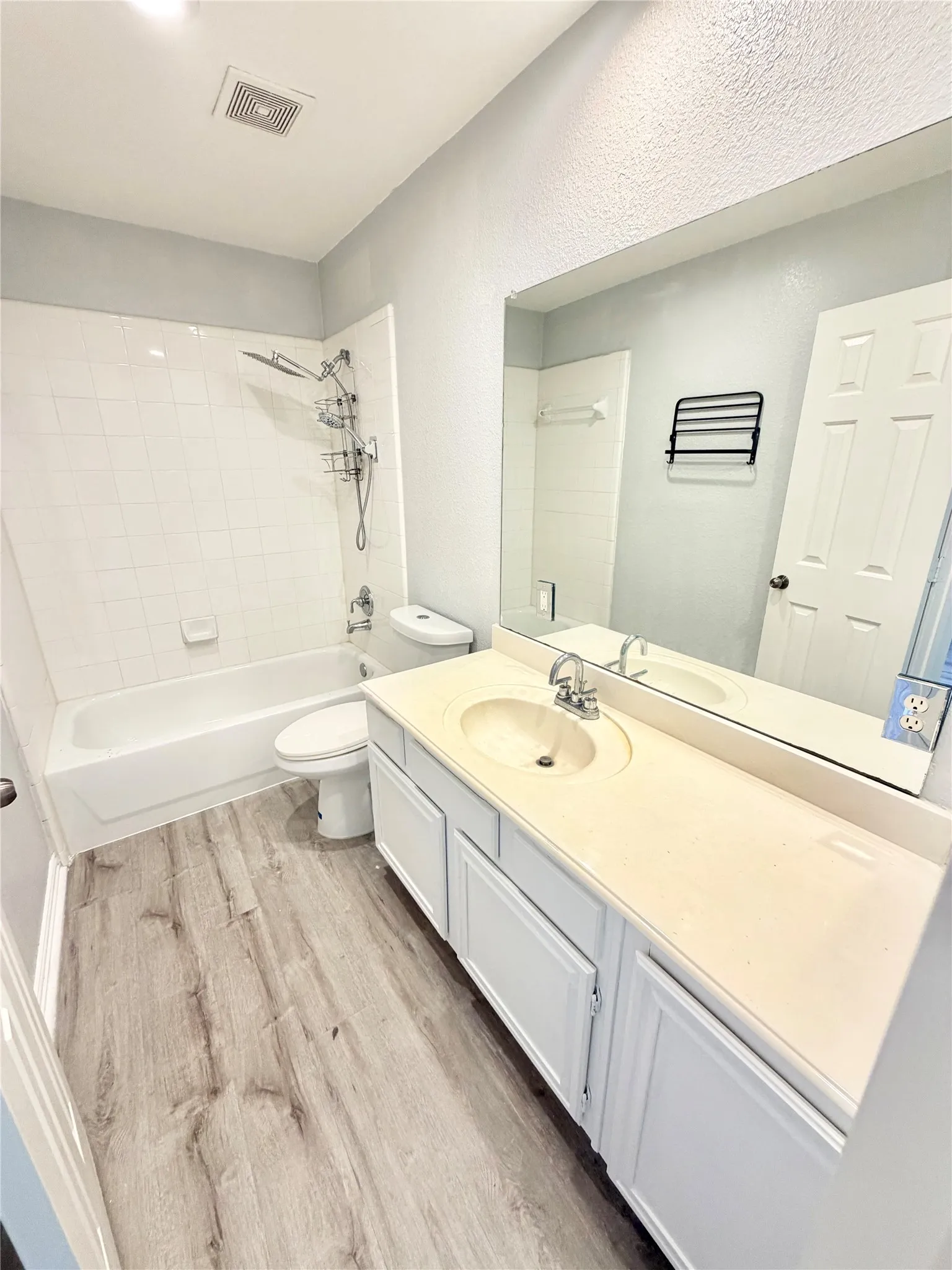 Single Family Residence For Rent in Dallas County , 2501 Stetson Drive, Garland, Texas 75044, 4 Bedroom, 3 Bathroom, 2 Garage spaces, 1,923 Sqft, built in 1998, Price $2,650, mls#21368339, Real Estate Agent in Garland, Homes For Rent in Dallas county, Homes For Rent in Garland, Realtor in Garland Texas, Real Estate Brokerage Independent Realty Texas, Luminita Cordes Realtor