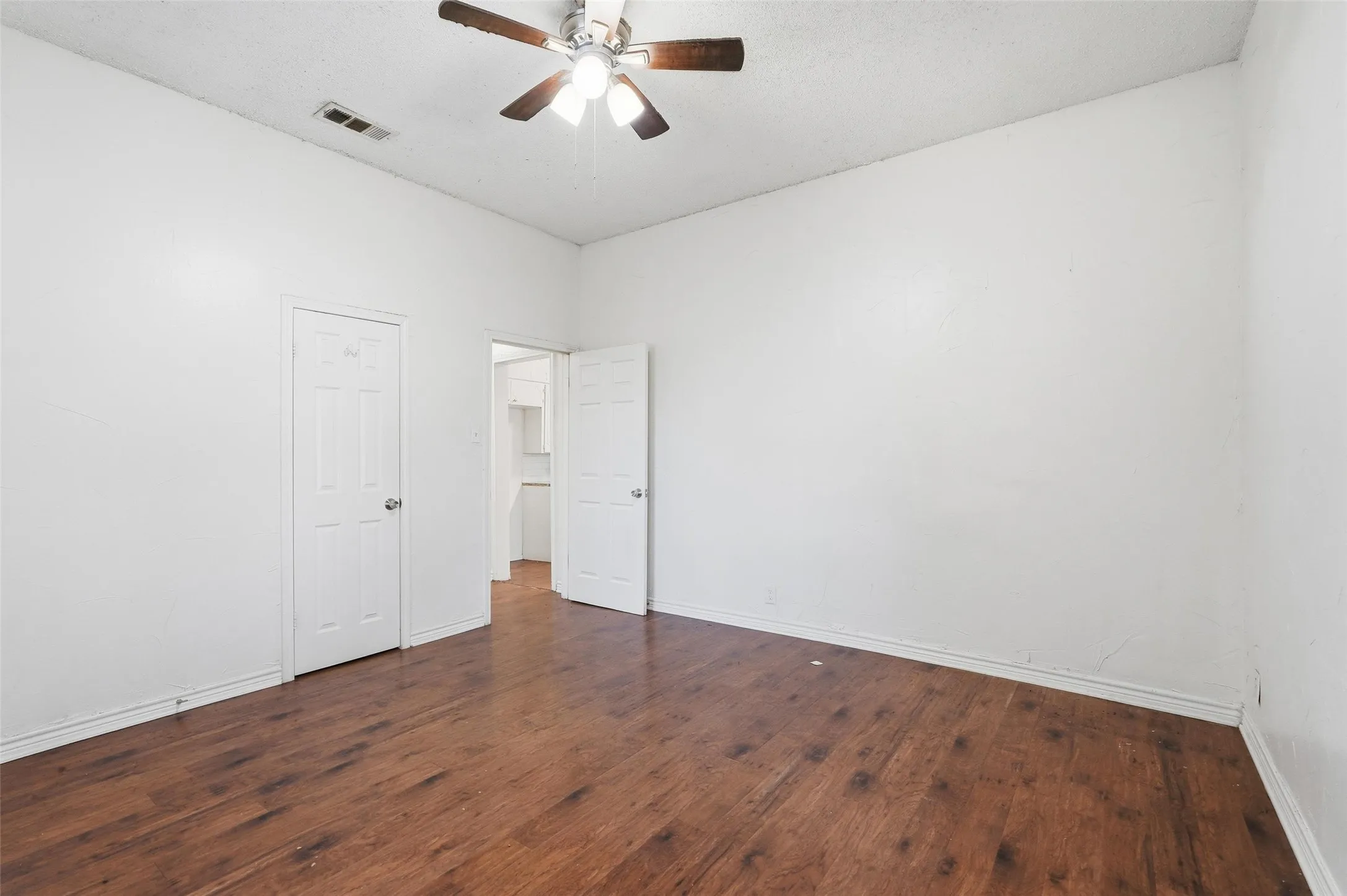 Single Family Residence For Rent in Grayson County , 900 W Morgan, Denison, Texas 75020, 2 Bedroom, 1 Bathroom, Garage spaces, 777 Sqft, built in 1920, mls#21368340, Real Estate Agent in Denison, Homes For Rent in Grayson county, Homes For Rent in Denison, Realtor in Denison Texas, Real Estate Brokerage Independent Realty Texas, Luminita Cordes Realtor