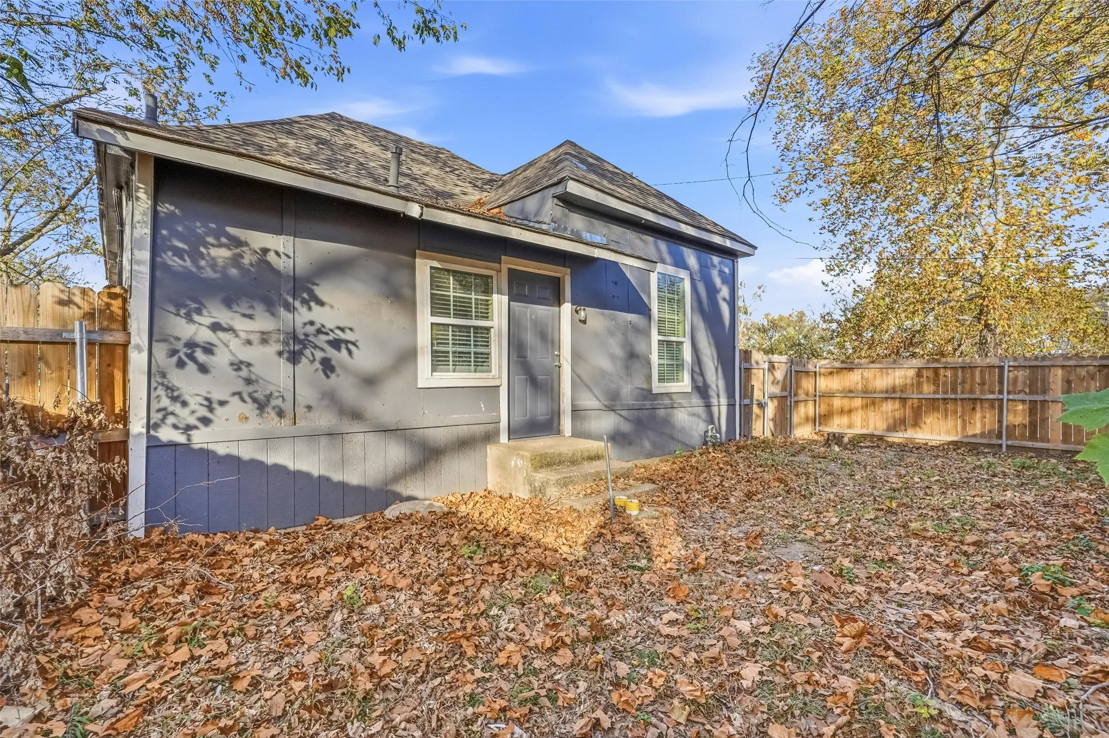 Single Family Residence For Rent in Grayson County , 900 W Morgan, Denison, Texas 75020, 2 Bedroom, 1 Bathroom, Garage spaces, 777 Sqft, built in 1920, mls#21368340, Real Estate Agent in Denison, Homes For Rent in Grayson county, Homes For Rent in Denison, Realtor in Denison Texas, Real Estate Brokerage Independent Realty Texas, Luminita Cordes Realtor