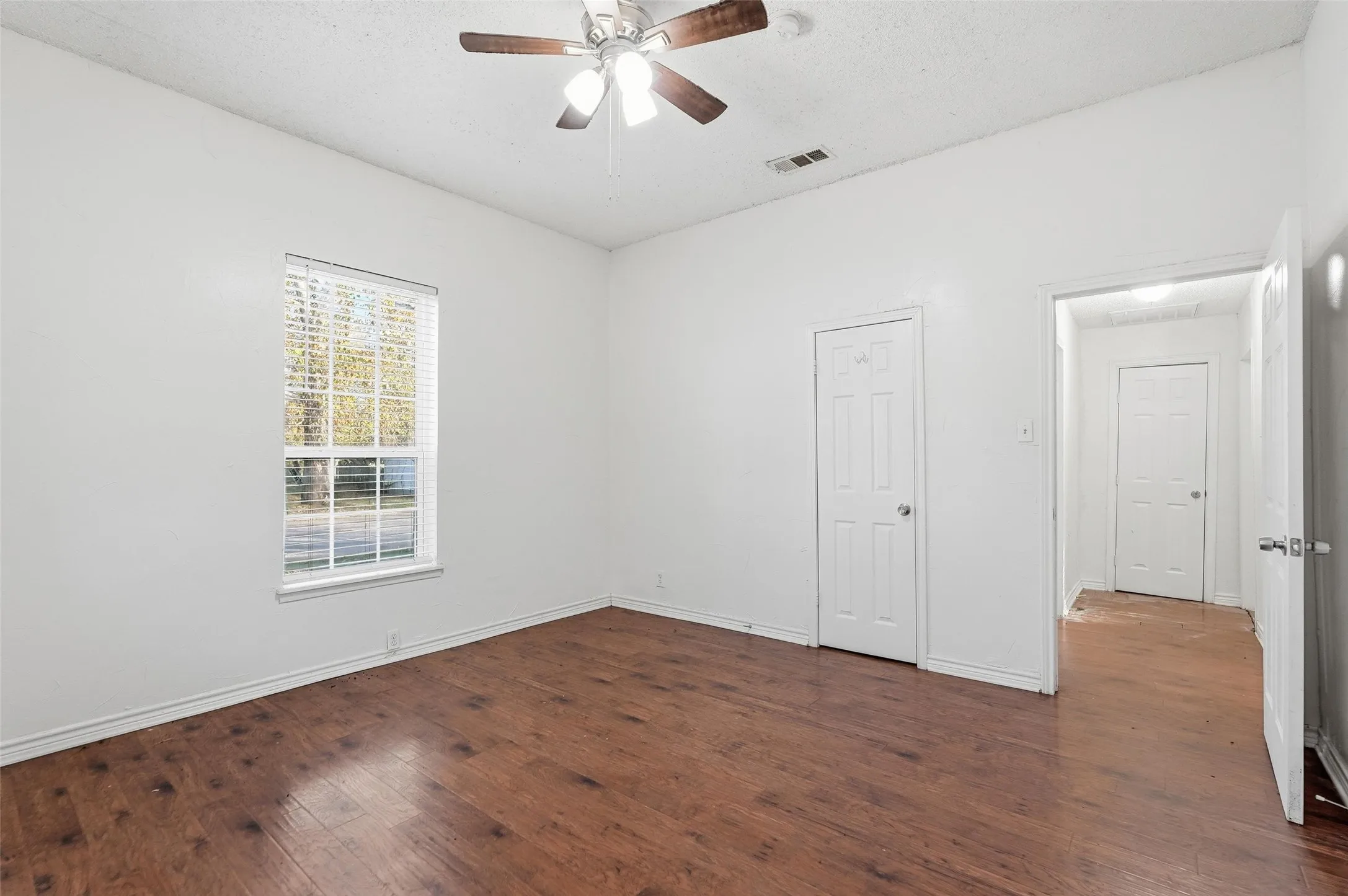 Single Family Residence For Rent in Grayson County , 900 W Morgan, Denison, Texas 75020, 2 Bedroom, 1 Bathroom, Garage spaces, 777 Sqft, built in 1920, mls#21368340, Real Estate Agent in Denison, Homes For Rent in Grayson county, Homes For Rent in Denison, Realtor in Denison Texas, Real Estate Brokerage Independent Realty Texas, Luminita Cordes Realtor