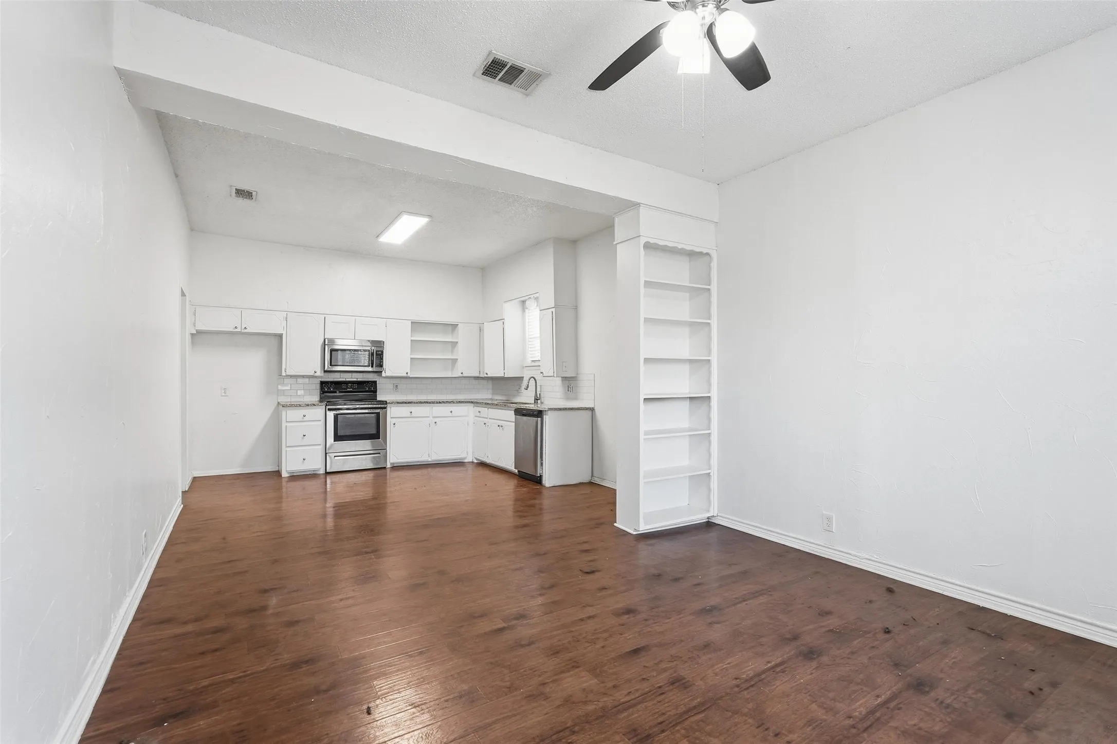 Single Family Residence For Rent in Grayson County , 900 W Morgan, Denison, Texas 75020, 2 Bedroom, 1 Bathroom, Garage spaces, 777 Sqft, built in 1920, mls#21368340, Real Estate Agent in Denison, Homes For Rent in Grayson county, Homes For Rent in Denison, Realtor in Denison Texas, Real Estate Brokerage Independent Realty Texas, Luminita Cordes Realtor
