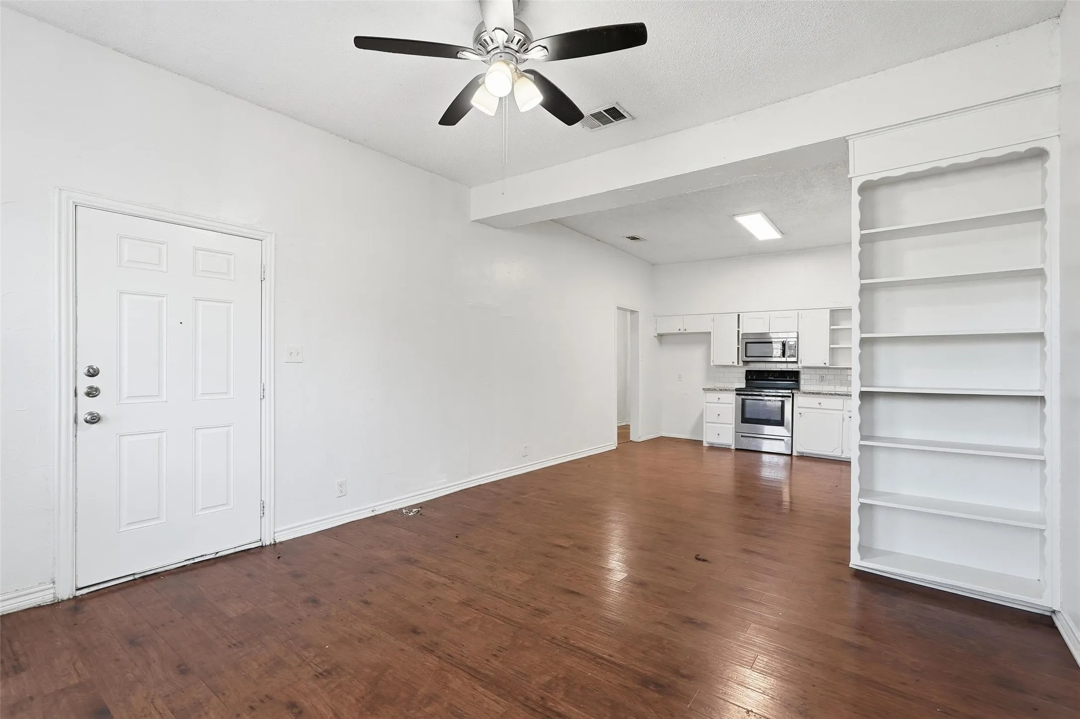 Single Family Residence For Rent in Grayson County , 900 W Morgan, Denison, Texas 75020, 2 Bedroom, 1 Bathroom, Garage spaces, 777 Sqft, built in 1920, mls#21368340, Real Estate Agent in Denison, Homes For Rent in Grayson county, Homes For Rent in Denison, Realtor in Denison Texas, Real Estate Brokerage Independent Realty Texas, Luminita Cordes Realtor