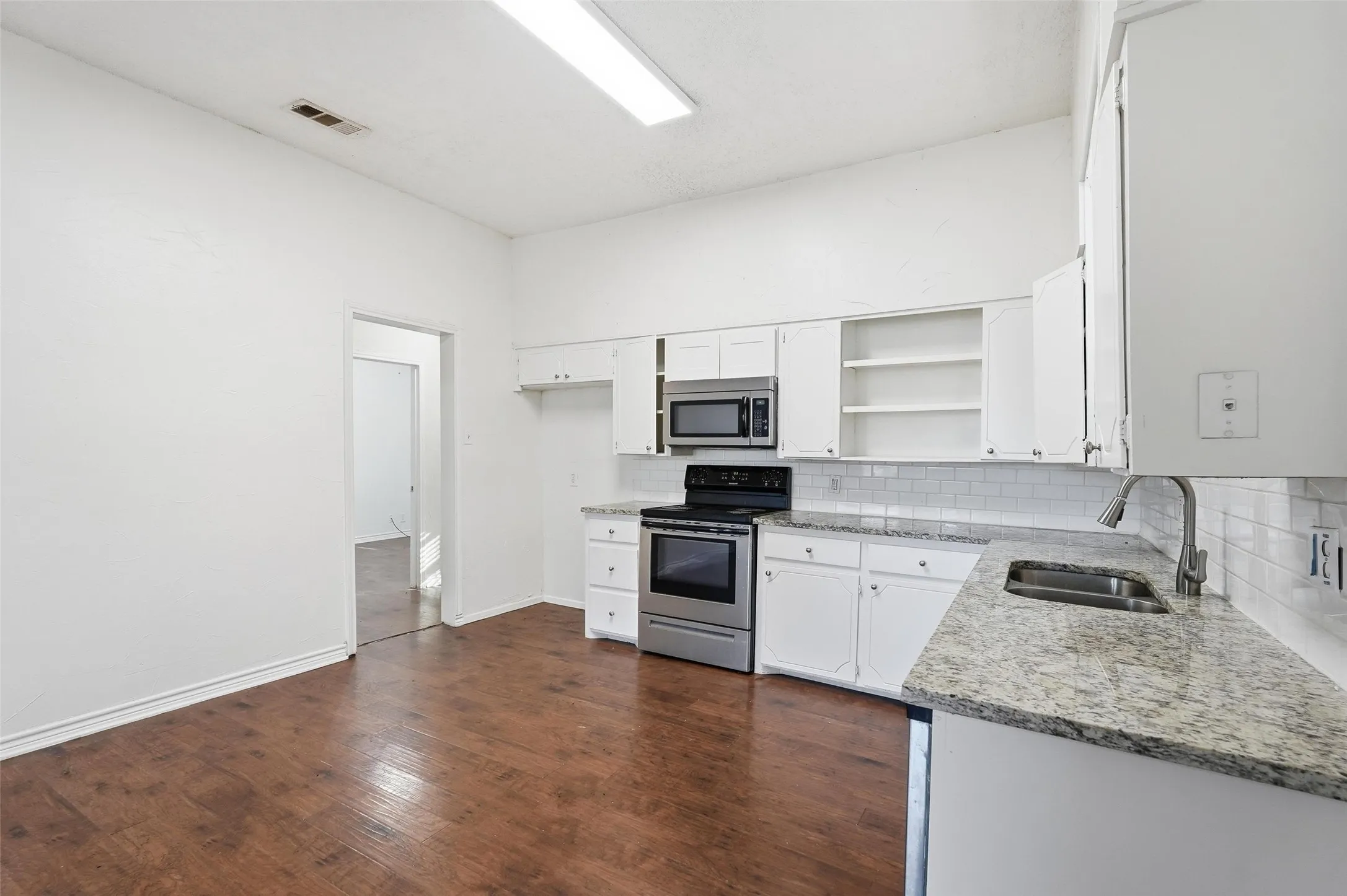 Single Family Residence For Rent in Grayson County , 900 W Morgan, Denison, Texas 75020, 2 Bedroom, 1 Bathroom, Garage spaces, 777 Sqft, built in 1920, mls#21368340, Real Estate Agent in Denison, Homes For Rent in Grayson county, Homes For Rent in Denison, Realtor in Denison Texas, Real Estate Brokerage Independent Realty Texas, Luminita Cordes Realtor