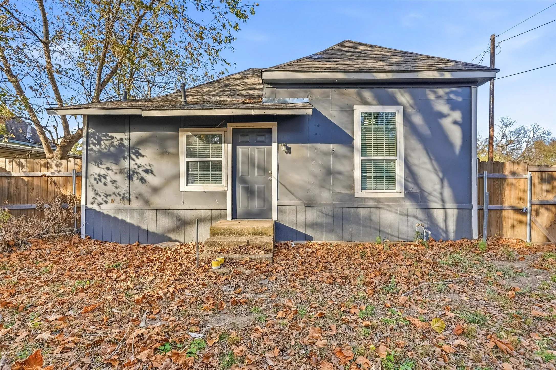 Single Family Residence For Rent in Grayson County , 900 W Morgan, Denison, Texas 75020, 2 Bedroom, 1 Bathroom, Garage spaces, 777 Sqft, built in 1920, mls#21368340, Real Estate Agent in Denison, Homes For Rent in Grayson county, Homes For Rent in Denison, Realtor in Denison Texas, Real Estate Brokerage Independent Realty Texas, Luminita Cordes Realtor