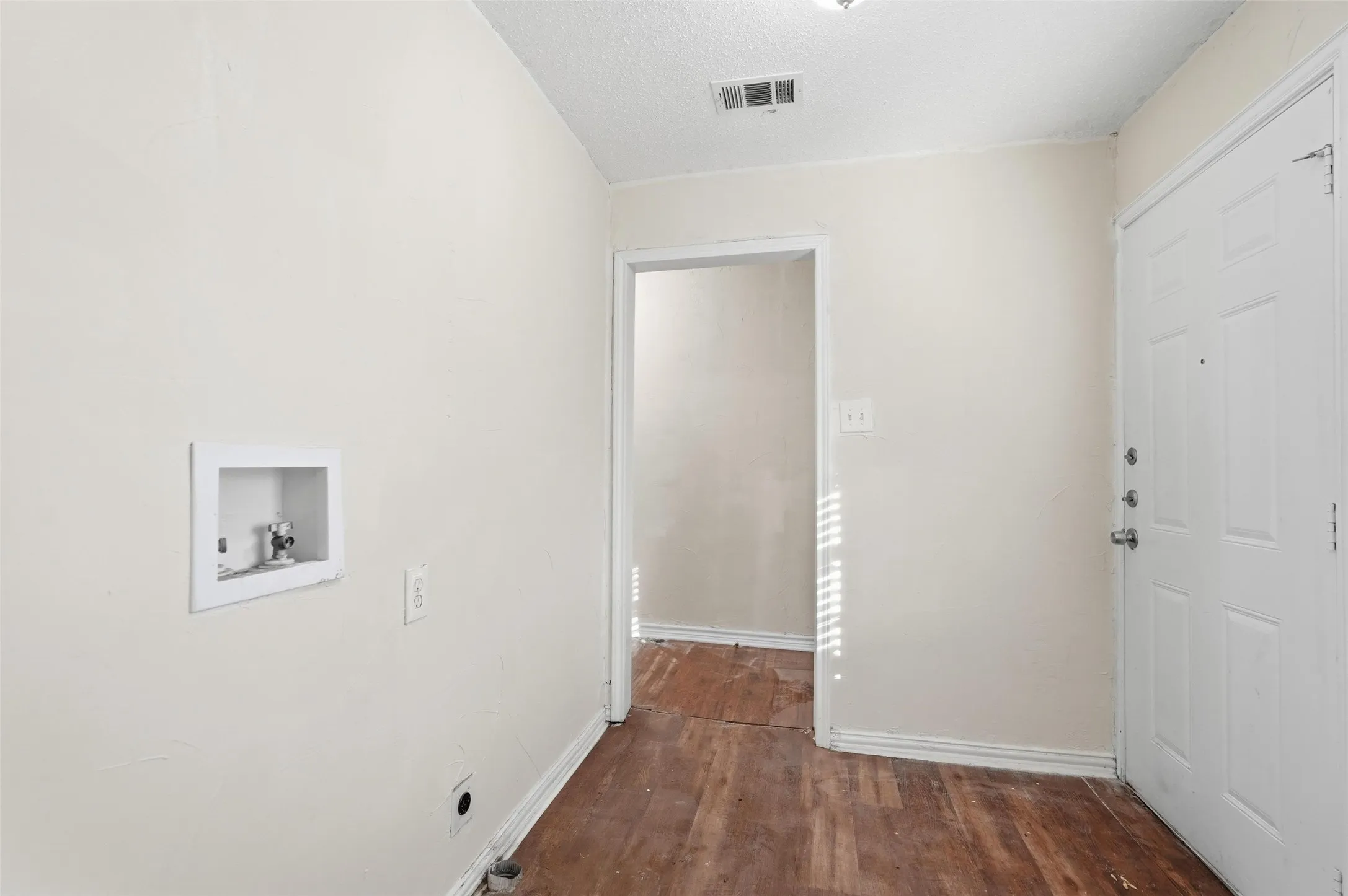 Single Family Residence For Rent in Grayson County , 900 W Morgan, Denison, Texas 75020, 2 Bedroom, 1 Bathroom, Garage spaces, 777 Sqft, built in 1920, mls#21368340, Real Estate Agent in Denison, Homes For Rent in Grayson county, Homes For Rent in Denison, Realtor in Denison Texas, Real Estate Brokerage Independent Realty Texas, Luminita Cordes Realtor