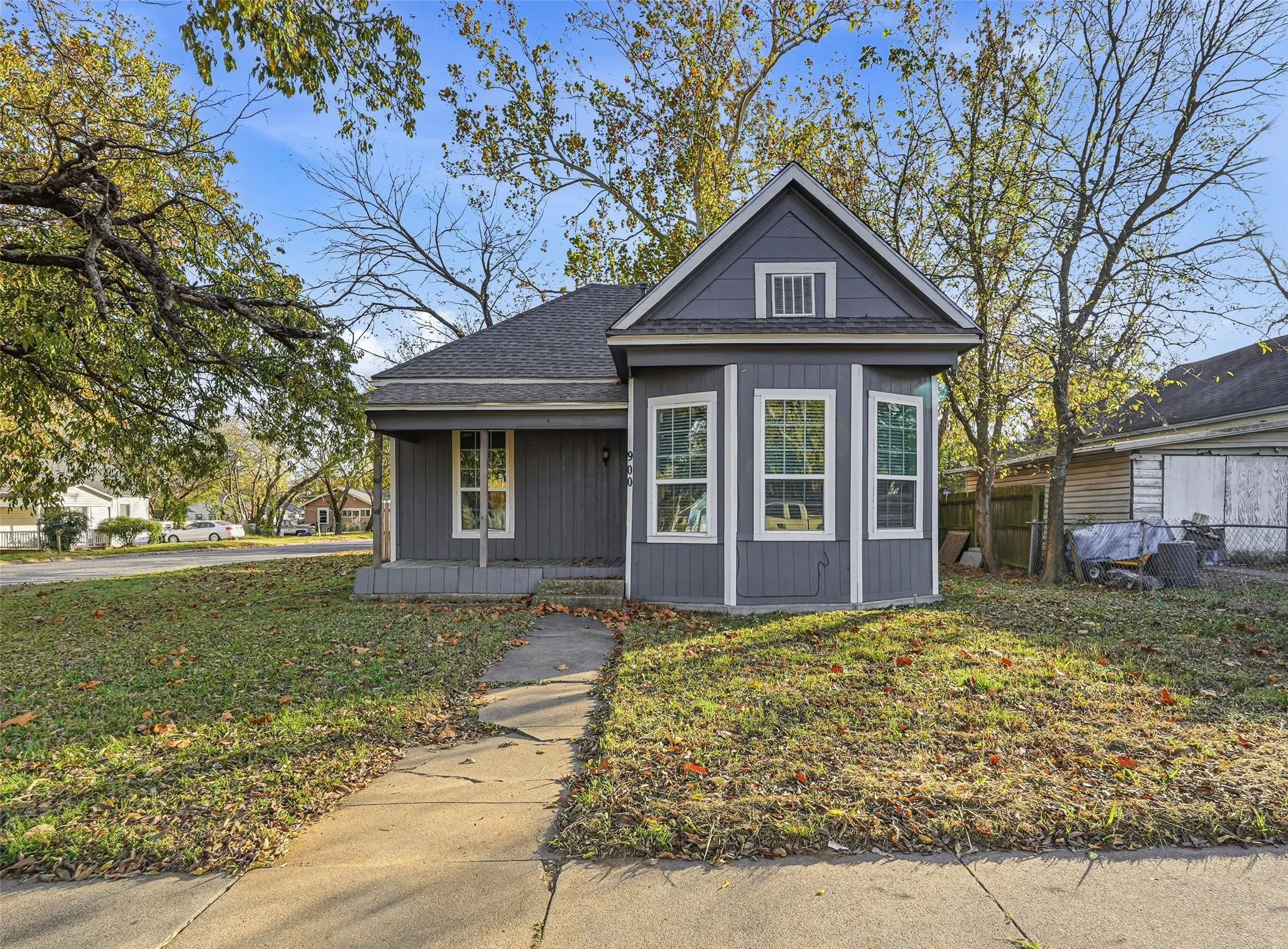 Single Family Residence For Rent in Grayson County , 900 W Morgan, Denison, Texas 75020, 2 Bedroom, 1 Bathroom, Garage spaces, 777 Sqft, built in 1920, mls#21368340, Real Estate Agent in Denison, Homes For Rent in Grayson county, Homes For Rent in Denison, Realtor in Denison Texas, Real Estate Brokerage Independent Realty Texas, Luminita Cordes Realtor