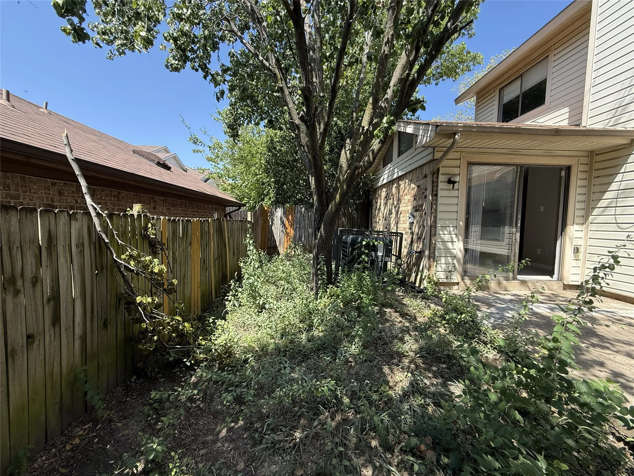 Single Family Residence For Sale in Dallas County , 728 Via Miramonte, Mesquite, Texas 75150, 3 Bedroom, 3 Bathroom, 2 Garage spaces, 1,526 Sqft, built in 1982, Price $210,000, mls#21368341, Real Estate Agent in Mesquite, Homes For Sale in Dallas county, Homes For Sale in Mesquite, Realtor in Mesquite Texas, Real Estate Brokerage Independent Realty Texas, Luminita Cordes Realtor