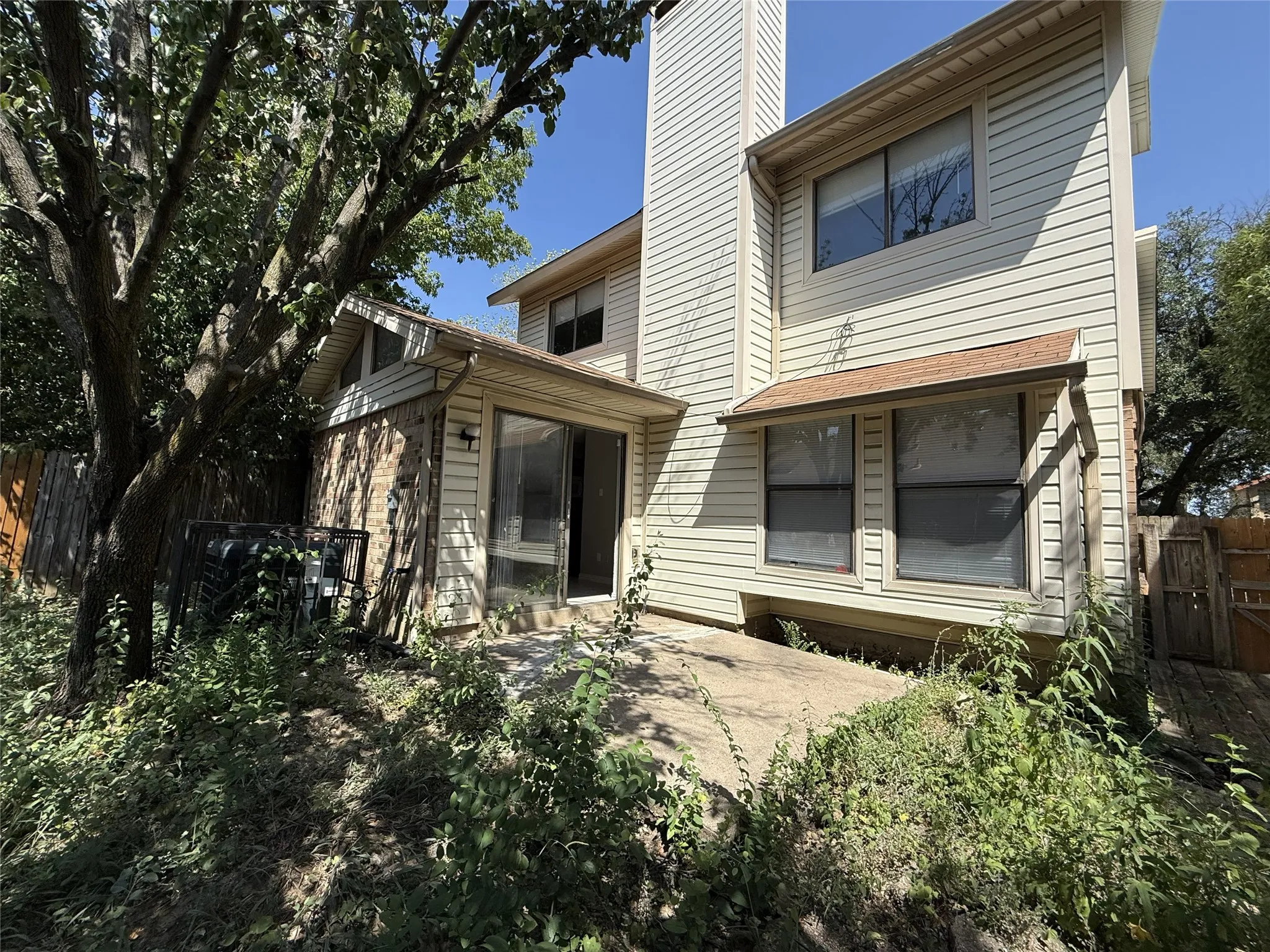 Single Family Residence For Sale in Dallas County , 728 Via Miramonte, Mesquite, Texas 75150, 3 Bedroom, 3 Bathroom, 2 Garage spaces, 1,526 Sqft, built in 1982, Price $210,000, mls#21368341, Real Estate Agent in Mesquite, Homes For Sale in Dallas county, Homes For Sale in Mesquite, Realtor in Mesquite Texas, Real Estate Brokerage Independent Realty Texas, Luminita Cordes Realtor