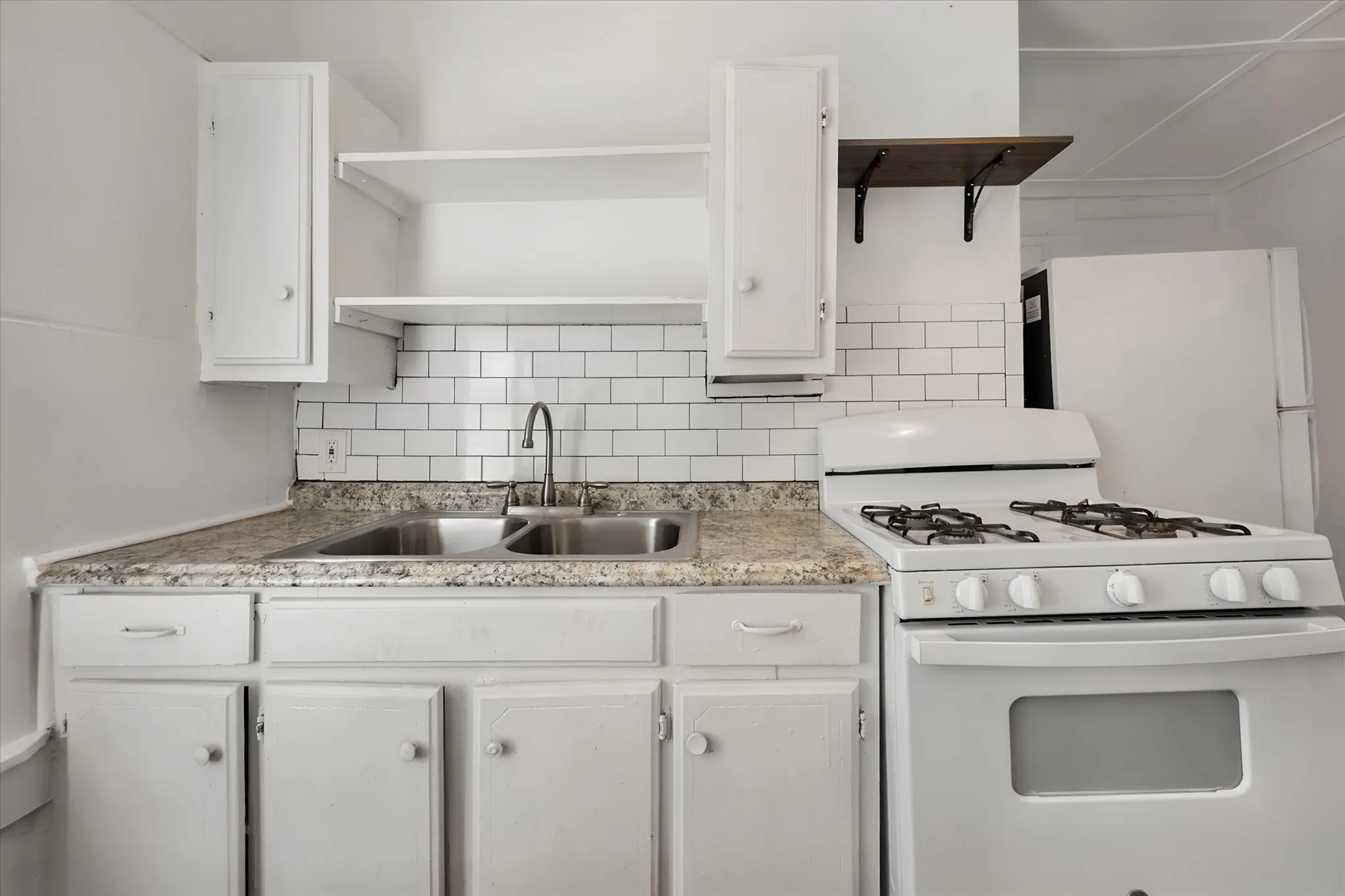 Triplex For Rent in Tarrant County , 3715 Travis Avenue C, Fort Worth, Texas 76110, 1 Bedroom, 1 Bathroom, Garage spaces, 420 Sqft, built in 1932, mls#21368357, Real Estate Agent in Fort Worth, Homes For Rent in Tarrant county, Homes For Rent in Fort Worth, Realtor in Fort Worth Texas, Real Estate Brokerage Independent Realty Texas, Luminita Cordes Realtor