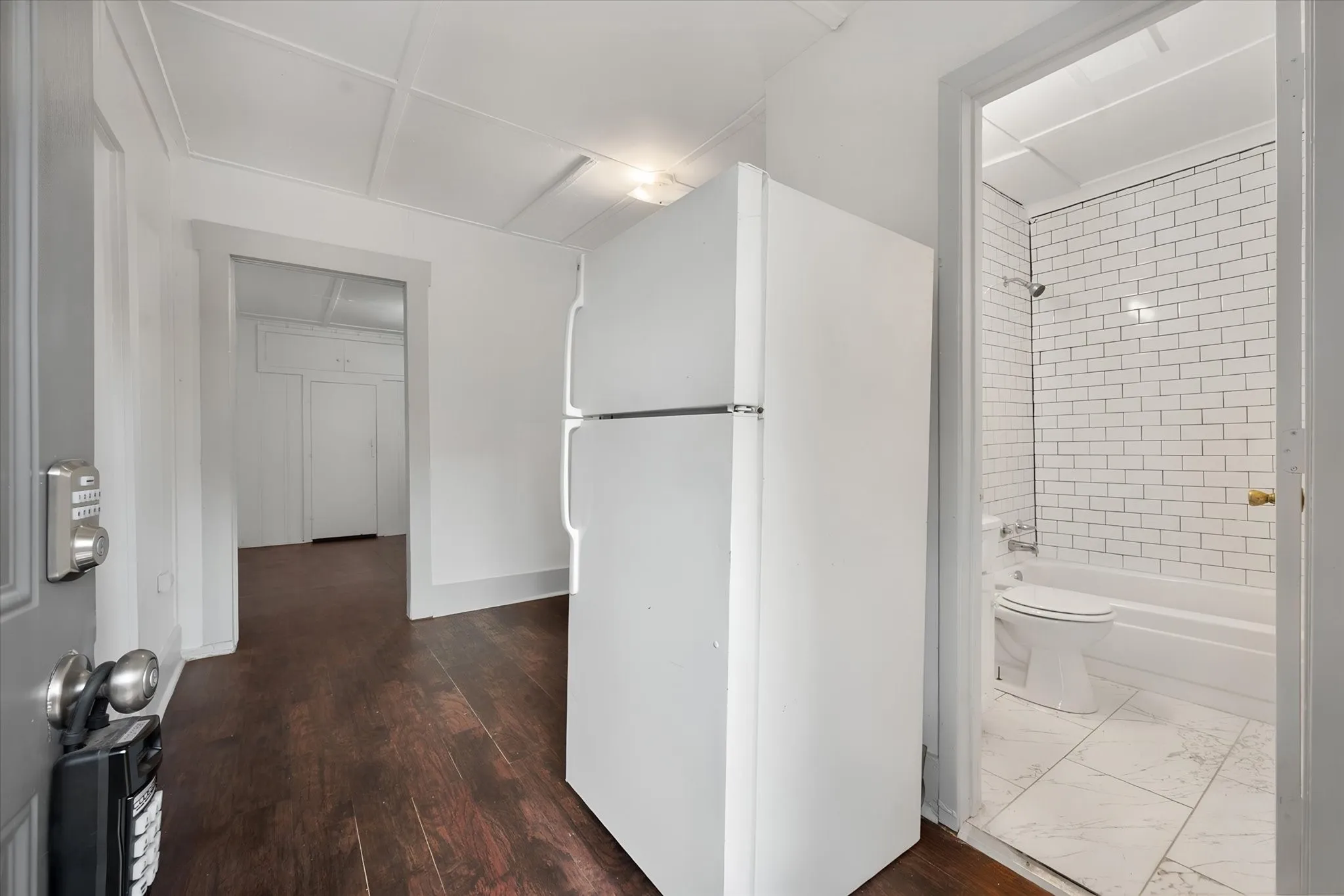 Triplex For Rent in Tarrant County , 3715 Travis Avenue C, Fort Worth, Texas 76110, 1 Bedroom, 1 Bathroom, Garage spaces, 420 Sqft, built in 1932, mls#21368357, Real Estate Agent in Fort Worth, Homes For Rent in Tarrant county, Homes For Rent in Fort Worth, Realtor in Fort Worth Texas, Real Estate Brokerage Independent Realty Texas, Luminita Cordes Realtor