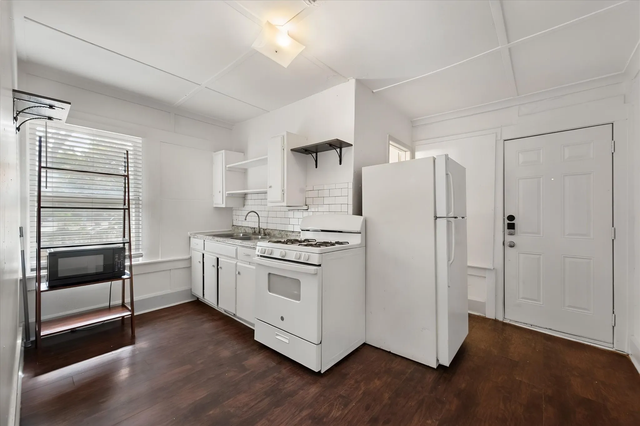 Triplex For Rent in Tarrant County , 3715 Travis Avenue C, Fort Worth, Texas 76110, 1 Bedroom, 1 Bathroom, Garage spaces, 420 Sqft, built in 1932, mls#21368357, Real Estate Agent in Fort Worth, Homes For Rent in Tarrant county, Homes For Rent in Fort Worth, Realtor in Fort Worth Texas, Real Estate Brokerage Independent Realty Texas, Luminita Cordes Realtor