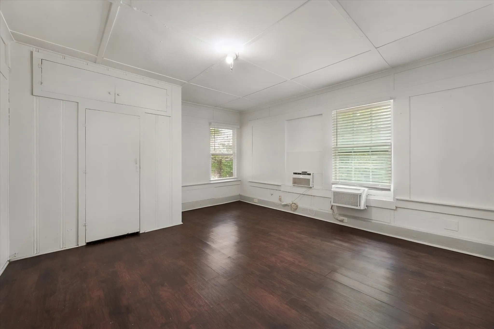 Triplex For Rent in Tarrant County , 3715 Travis Avenue C, Fort Worth, Texas 76110, 1 Bedroom, 1 Bathroom, Garage spaces, 420 Sqft, built in 1932, mls#21368357, Real Estate Agent in Fort Worth, Homes For Rent in Tarrant county, Homes For Rent in Fort Worth, Realtor in Fort Worth Texas, Real Estate Brokerage Independent Realty Texas, Luminita Cordes Realtor