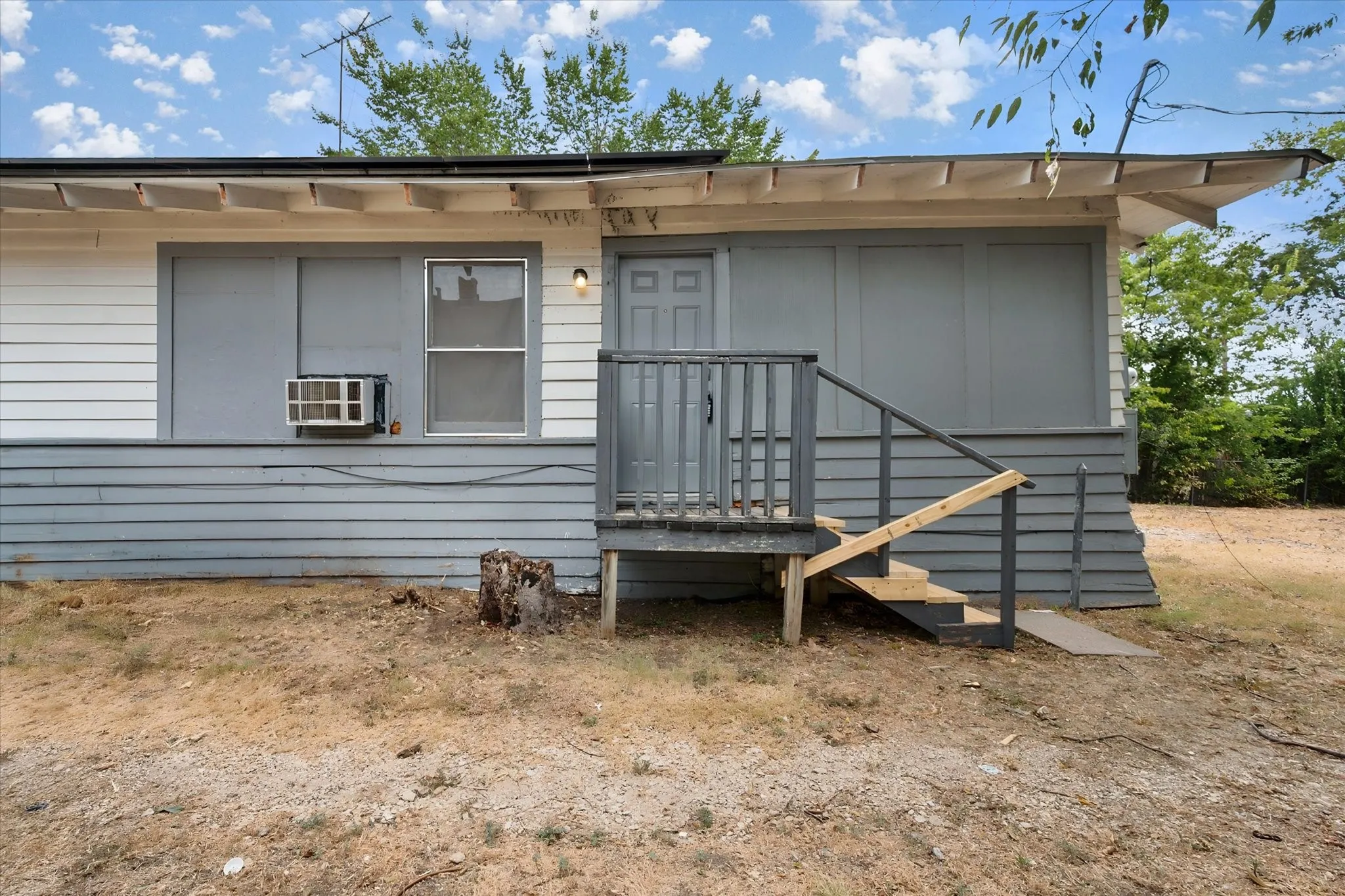 Triplex For Rent in Tarrant County , 3715 Travis Avenue C, Fort Worth, Texas 76110, 1 Bedroom, 1 Bathroom, Garage spaces, 420 Sqft, built in 1932, mls#21368357, Real Estate Agent in Fort Worth, Homes For Rent in Tarrant county, Homes For Rent in Fort Worth, Realtor in Fort Worth Texas, Real Estate Brokerage Independent Realty Texas, Luminita Cordes Realtor