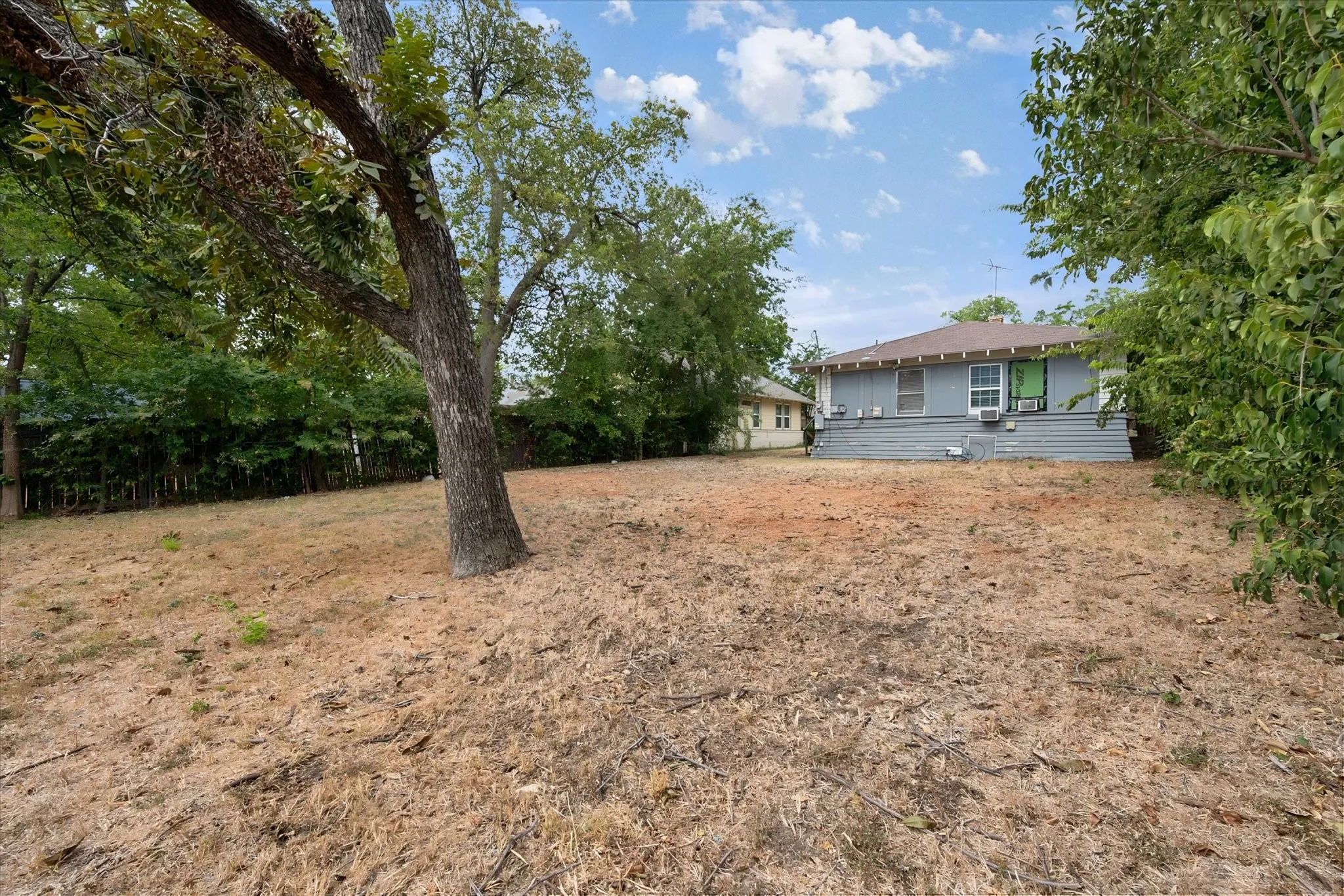 Triplex For Rent in Tarrant County , 3715 Travis Avenue C, Fort Worth, Texas 76110, 1 Bedroom, 1 Bathroom, Garage spaces, 420 Sqft, built in 1932, mls#21368357, Real Estate Agent in Fort Worth, Homes For Rent in Tarrant county, Homes For Rent in Fort Worth, Realtor in Fort Worth Texas, Real Estate Brokerage Independent Realty Texas, Luminita Cordes Realtor