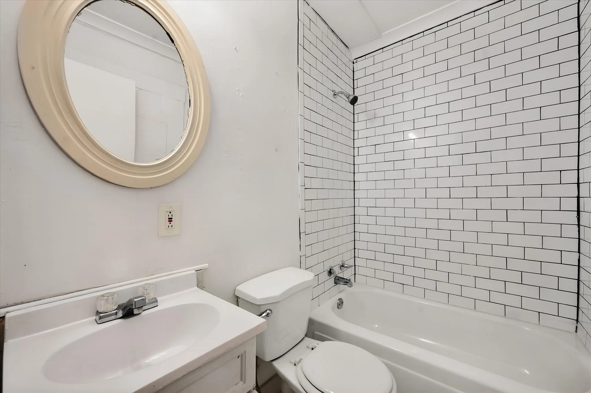 Triplex For Rent in Tarrant County , 3715 Travis Avenue C, Fort Worth, Texas 76110, 1 Bedroom, 1 Bathroom, Garage spaces, 420 Sqft, built in 1932, mls#21368357, Real Estate Agent in Fort Worth, Homes For Rent in Tarrant county, Homes For Rent in Fort Worth, Realtor in Fort Worth Texas, Real Estate Brokerage Independent Realty Texas, Luminita Cordes Realtor