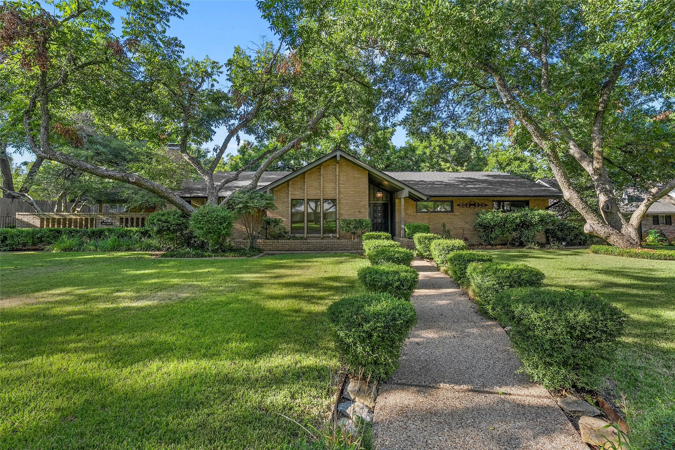 Single Family Residence For Sale in Mc Lennan County , 4808 Pecan Terrace, Waco, Texas 76710, 4 Bedroom, 2 Bathroom, Garage spaces, 2,442 Sqft, built in 1963, mls#21367790, Real Estate Agent in Waco, Homes For Sale in Mc Lennan county, Homes For Sale in Waco, Realtor in Waco Texas, Real Estate Brokerage Independent Realty Texas, Luminita Cordes Realtor