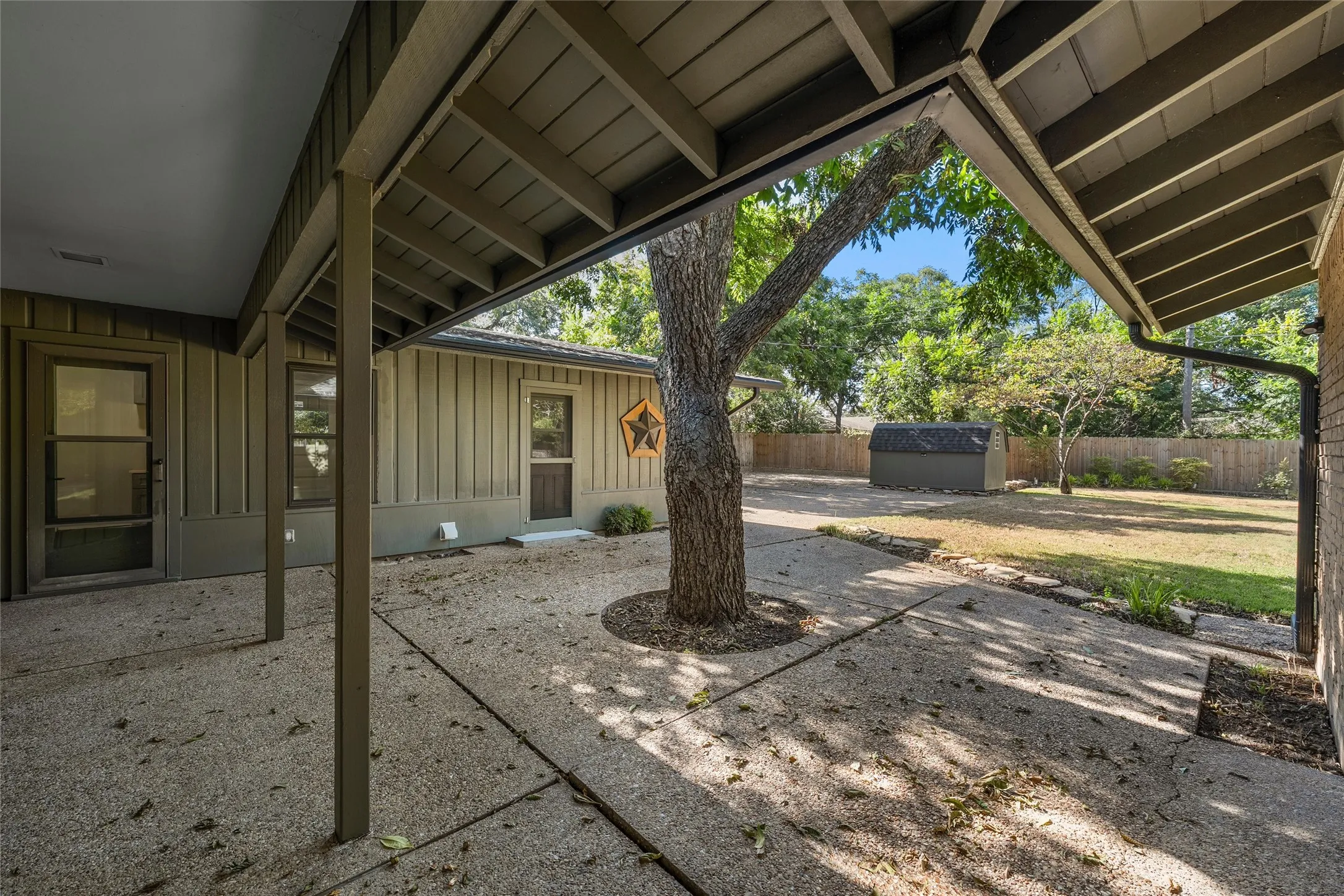 Single Family Residence For Sale in Mc Lennan County , 4808 Pecan Terrace, Waco, Texas 76710, 4 Bedroom, 2 Bathroom, Garage spaces, 2,442 Sqft, built in 1963, mls#21367790, Real Estate Agent in Waco, Homes For Sale in Mc Lennan county, Homes For Sale in Waco, Realtor in Waco Texas, Real Estate Brokerage Independent Realty Texas, Luminita Cordes Realtor