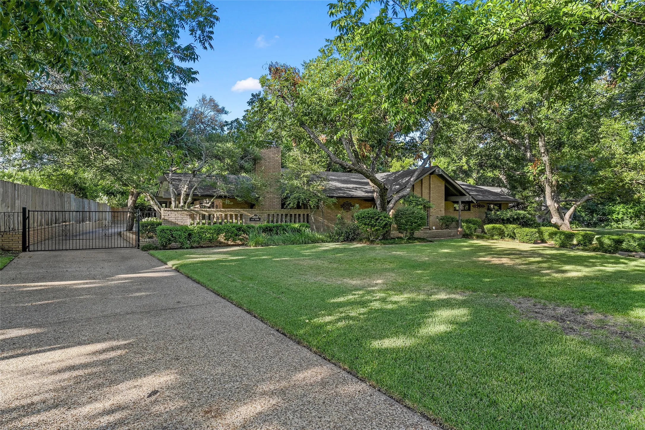 Single Family Residence For Sale in Mc Lennan County , 4808 Pecan Terrace, Waco, Texas 76710, 4 Bedroom, 2 Bathroom, Garage spaces, 2,442 Sqft, built in 1963, mls#21367790, Real Estate Agent in Waco, Homes For Sale in Mc Lennan county, Homes For Sale in Waco, Realtor in Waco Texas, Real Estate Brokerage Independent Realty Texas, Luminita Cordes Realtor