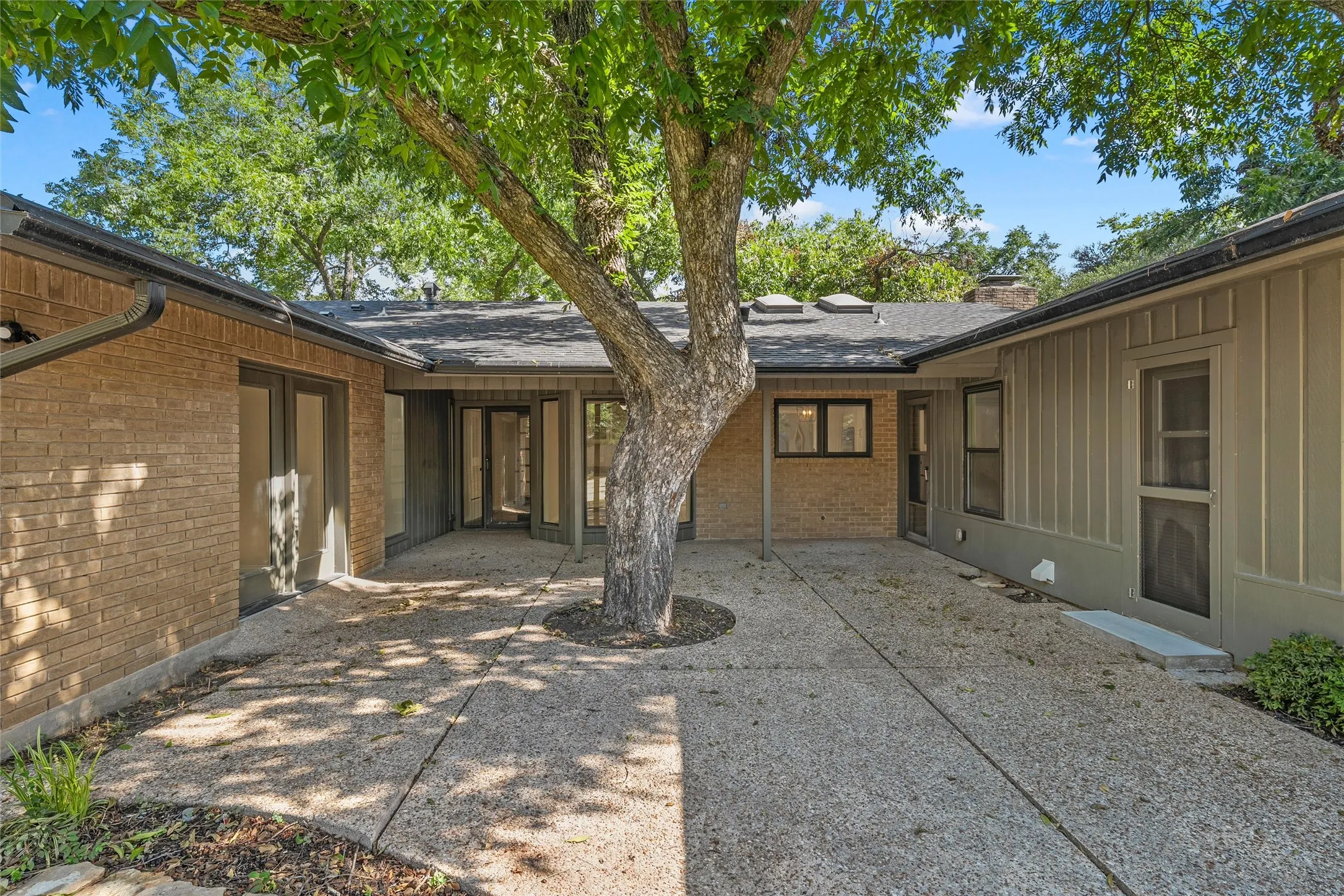 Single Family Residence For Sale in Mc Lennan County , 4808 Pecan Terrace, Waco, Texas 76710, 4 Bedroom, 2 Bathroom, Garage spaces, 2,442 Sqft, built in 1963, mls#21367790, Real Estate Agent in Waco, Homes For Sale in Mc Lennan county, Homes For Sale in Waco, Realtor in Waco Texas, Real Estate Brokerage Independent Realty Texas, Luminita Cordes Realtor