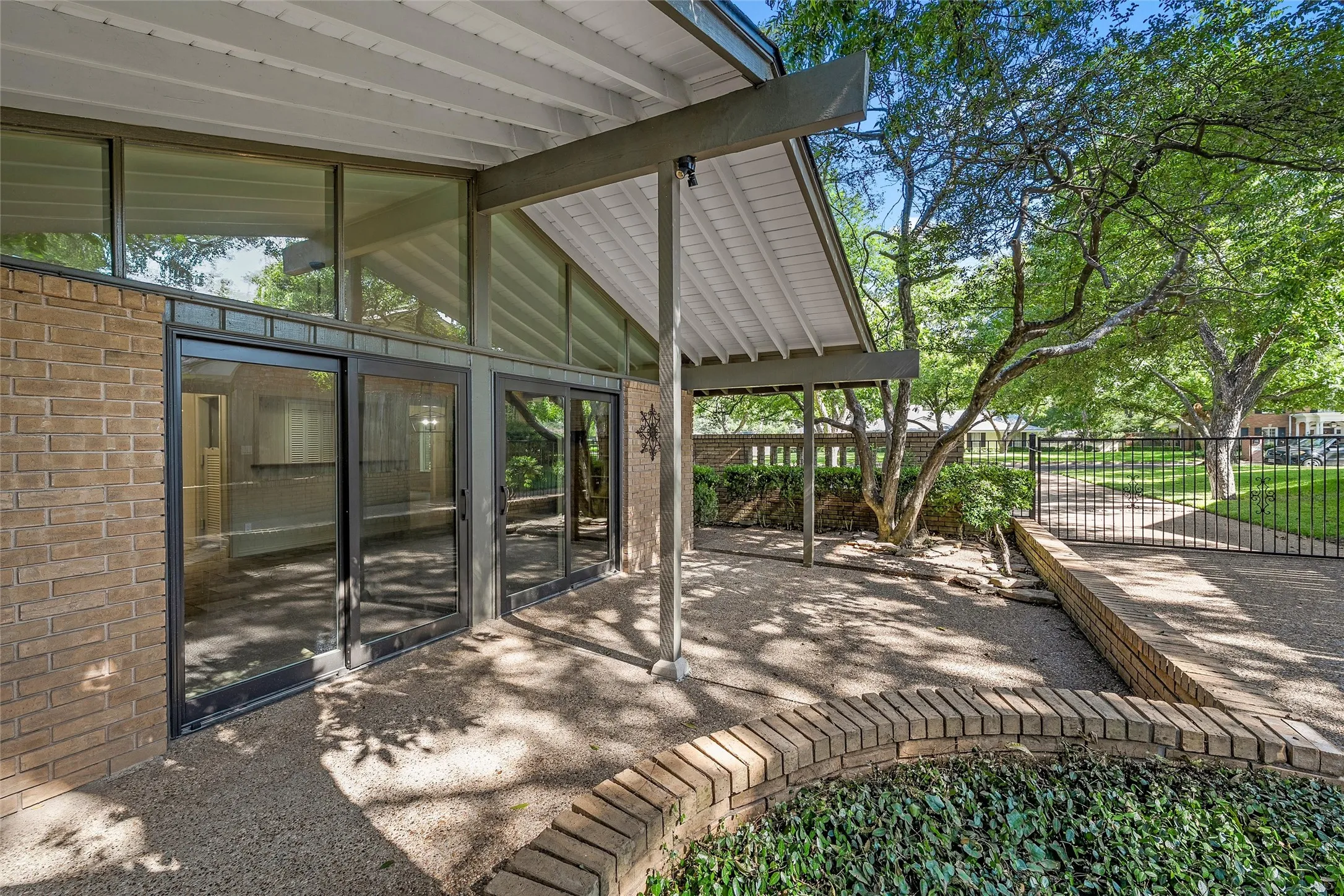 Single Family Residence For Sale in Mc Lennan County , 4808 Pecan Terrace, Waco, Texas 76710, 4 Bedroom, 2 Bathroom, Garage spaces, 2,442 Sqft, built in 1963, mls#21367790, Real Estate Agent in Waco, Homes For Sale in Mc Lennan county, Homes For Sale in Waco, Realtor in Waco Texas, Real Estate Brokerage Independent Realty Texas, Luminita Cordes Realtor